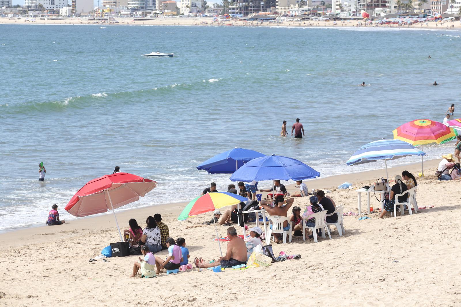 $!Registran playas de Mazatlán menor afluencia de bañistas este lunes