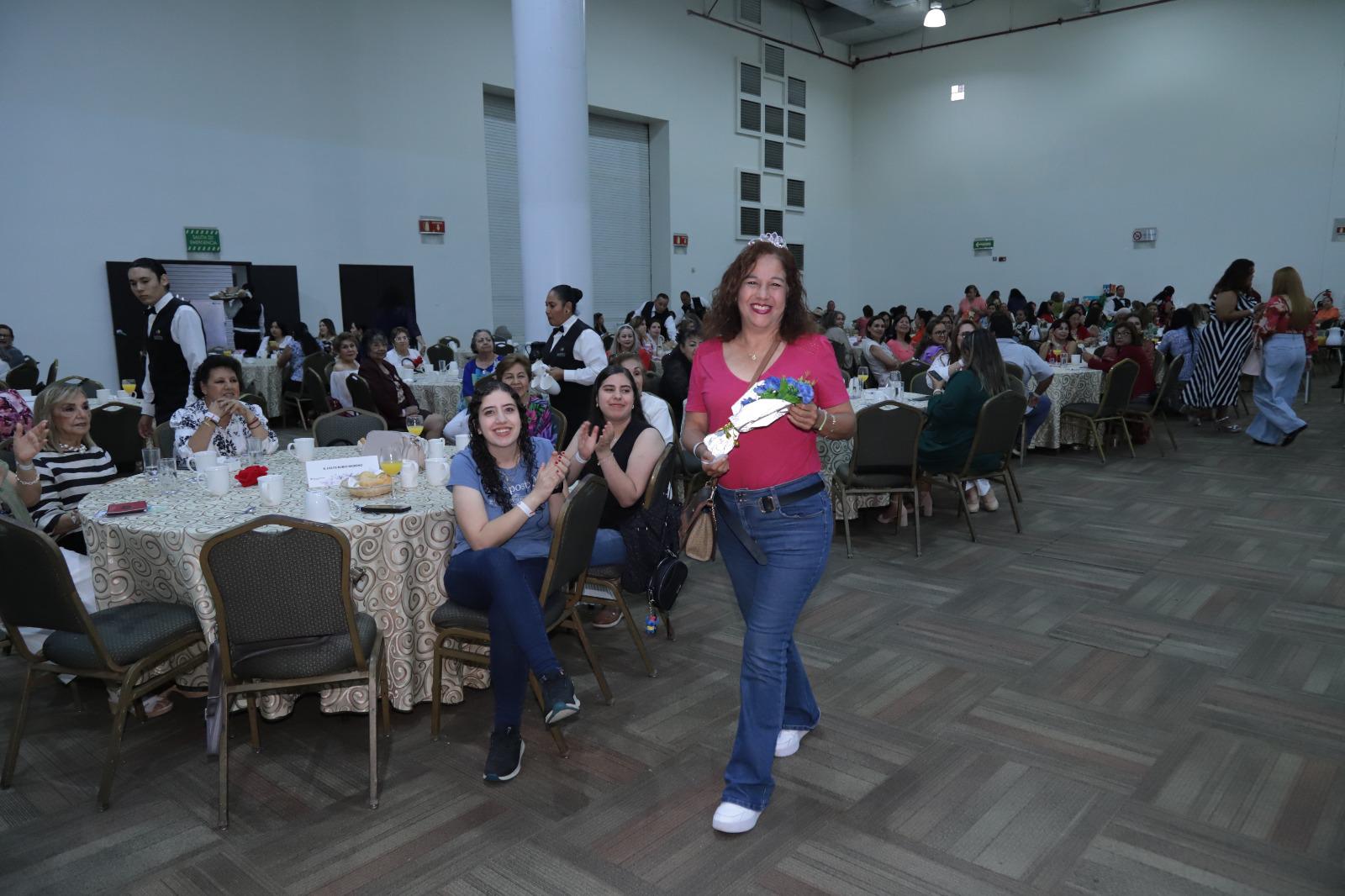 $!Ana María Cortés al momento de realizar su pasarela como la reina “Flor de mayo”.