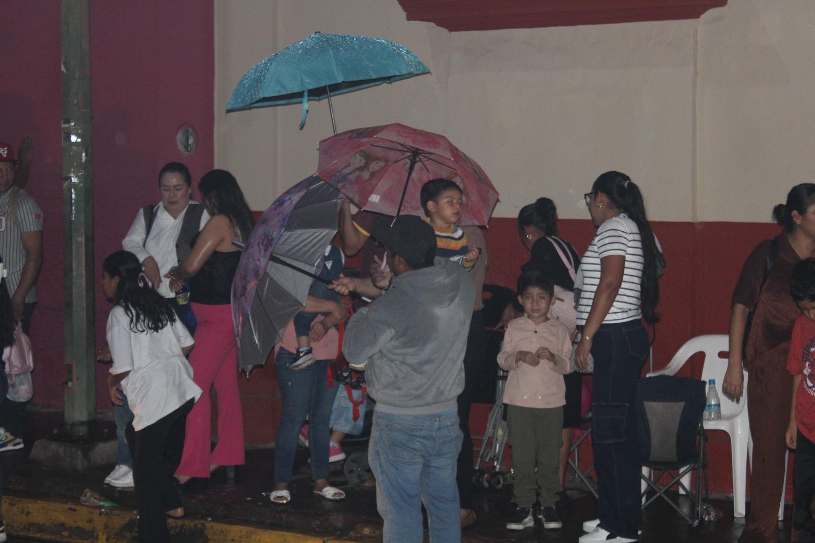 $!Lluvias no frenan desfile de luces y gala navideña en Rosario