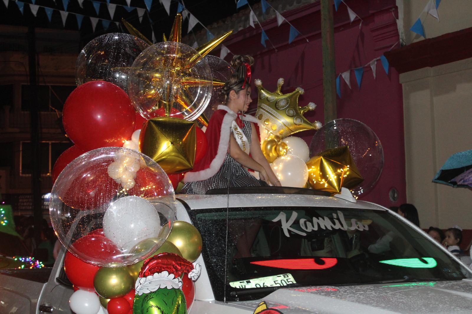 $!Lluvias no frenan desfile de luces y gala navideña en Rosario