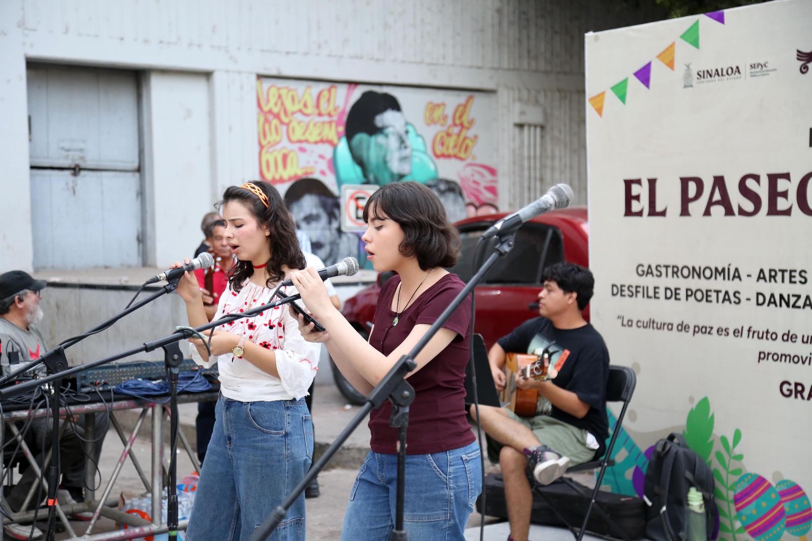$!Las jóvenes Valentina y Grethel, de Té de Manzana y Canela, estuvieron acompañadas por Leonel en la guitarra.