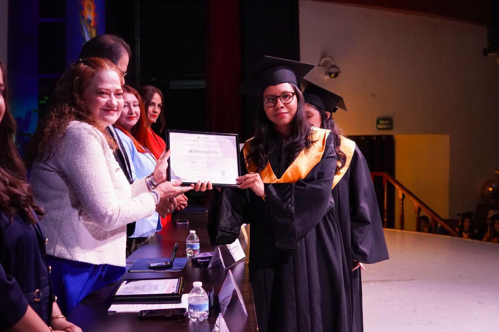 $!La entrega de diplomas se llevó a cabo en un ambiente de orgullo.