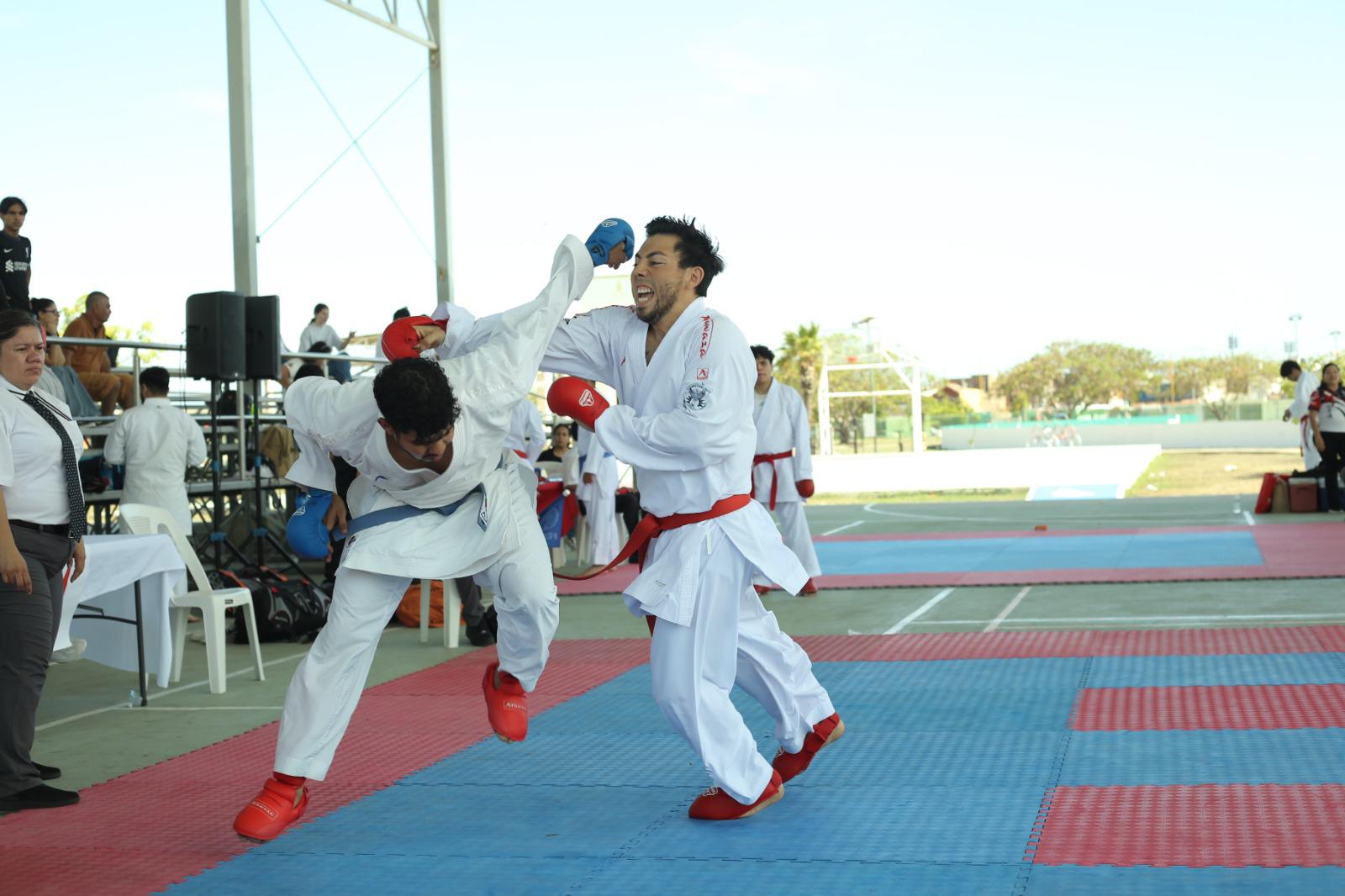 $!Lucen cintas negras en Copa Anual de Karate Noroeste