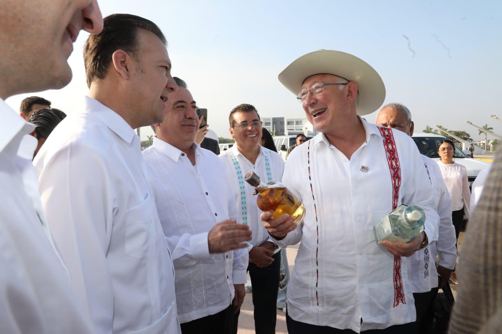 $!Dos botellas de tequila recibe de regalo el Embajador de EU en México, Ken Salazar.