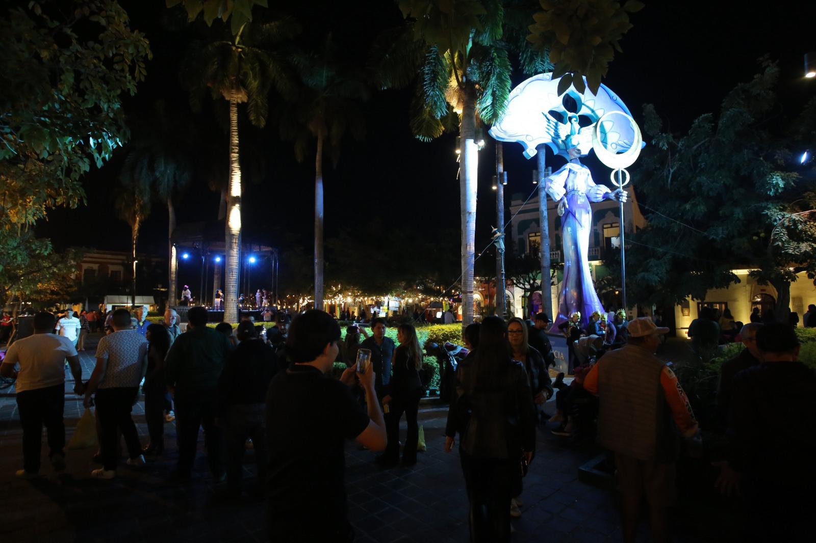 $!Acuden miles de personas del Carnaval a Olas Altas y la Plazuela Machado