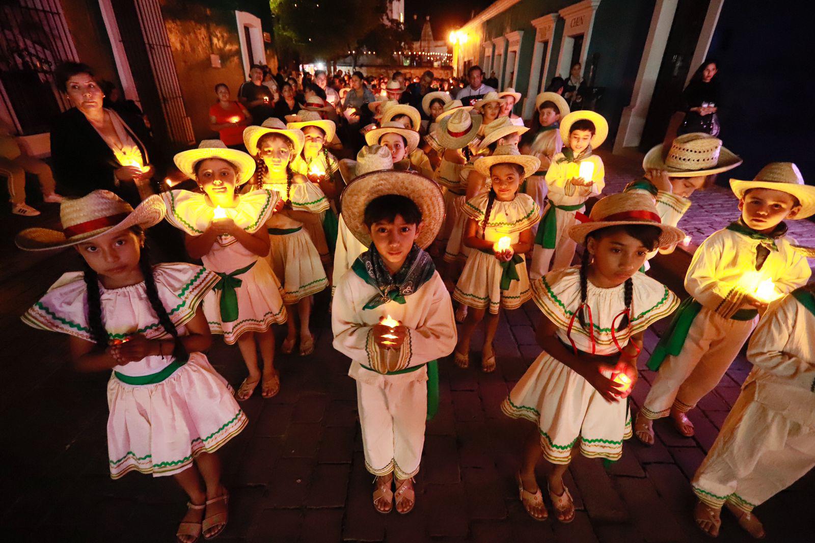 $!Creyentes de la Virgen de Guadalupe le cantan Las Mañanitas en Cosalá
