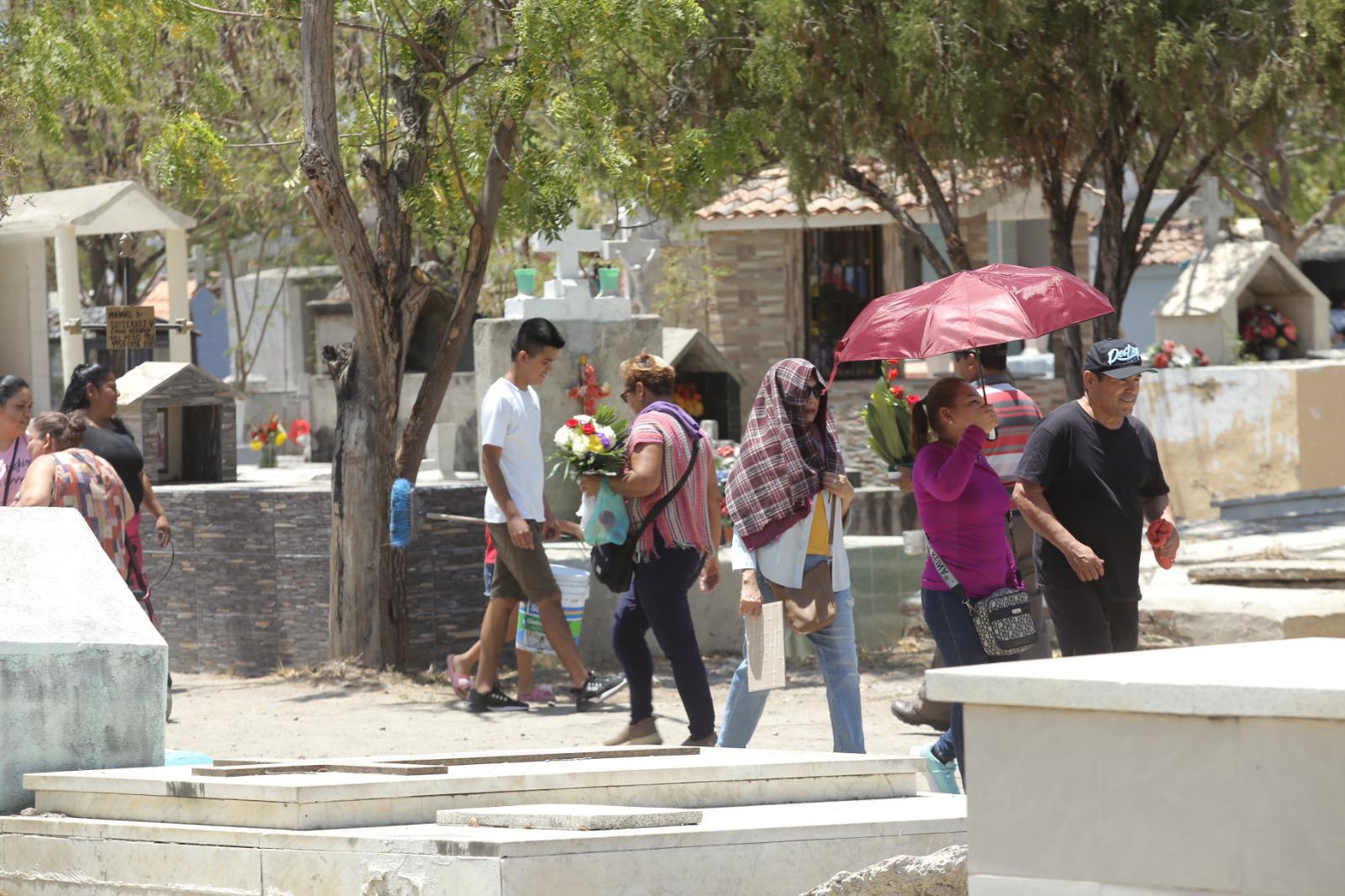 $!Mazatlecos se dan cita en panteones de la ciudad para festejar a las mamás del cielo