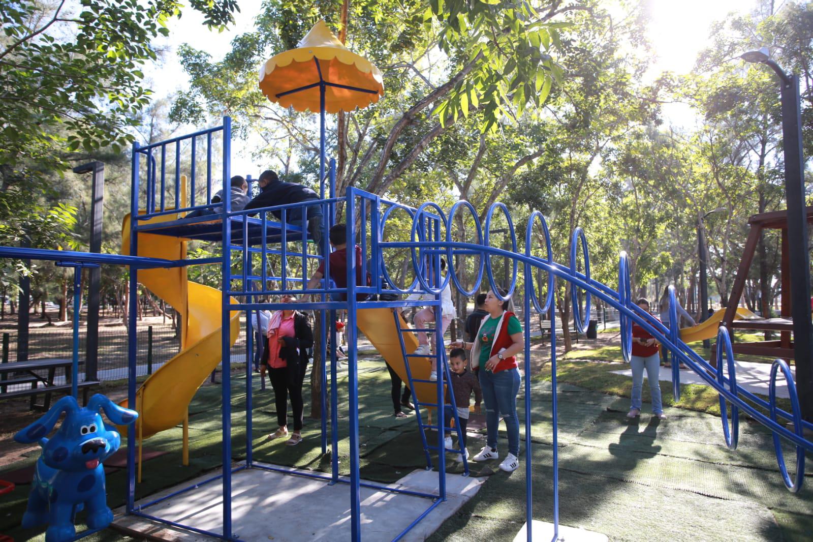 $!Inauguran área de juegos en el Parque Central de Mazatlán