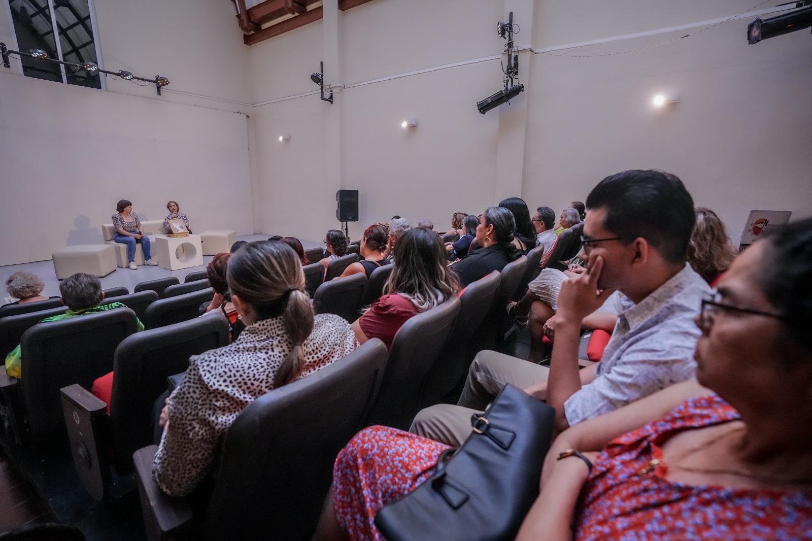 $!El público escuchó atento a la poeta.
