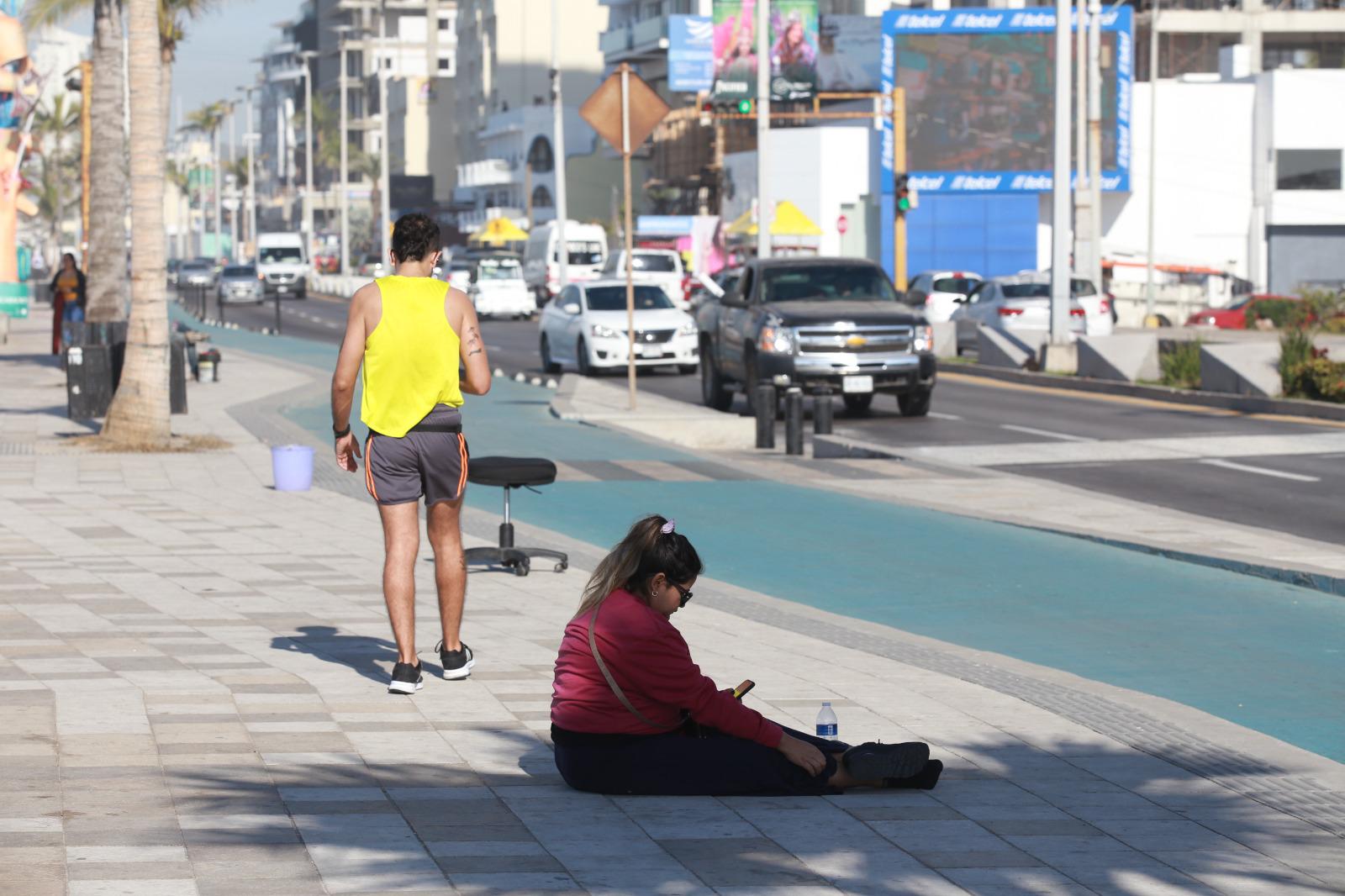 $!Llegan más al malecón a apartar lugar para desfile del Carnaval