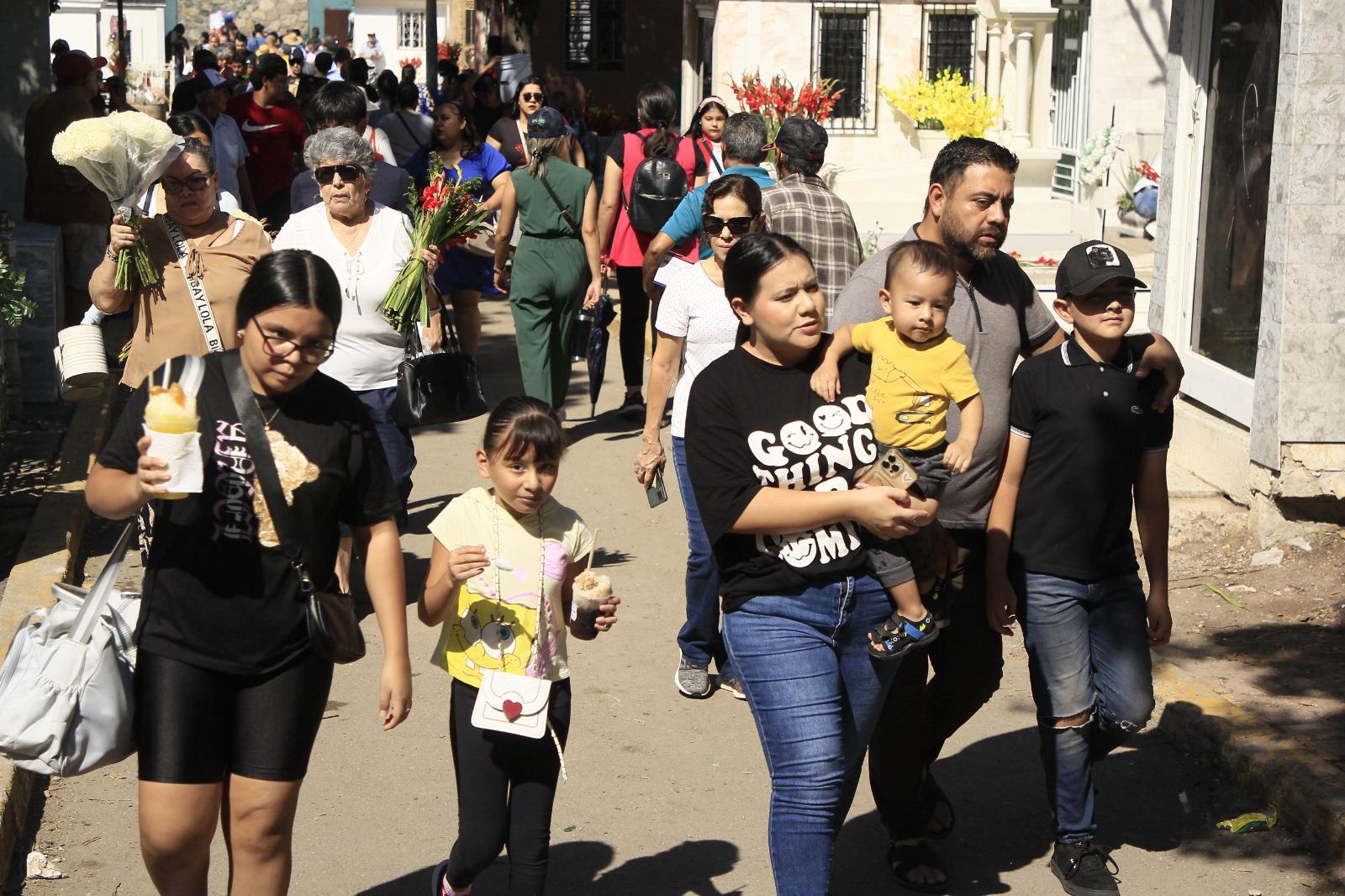 $!Panteones de Culiacán albergan reencuentros familiares en el Día de Muertos