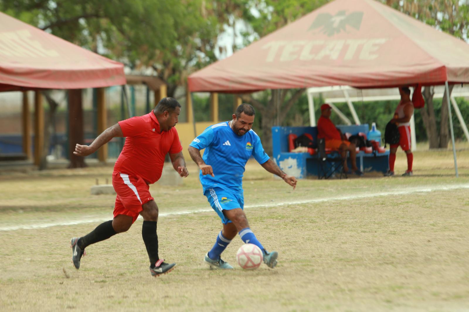 $!Servigrúas acecha liderato de Torneo de Futbol Veteranos Diamante