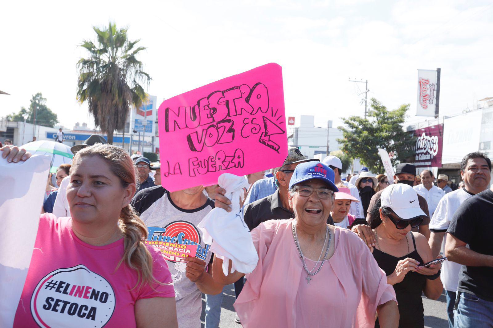 $!Marchan miles de personas en Culiacán en defensa del INE