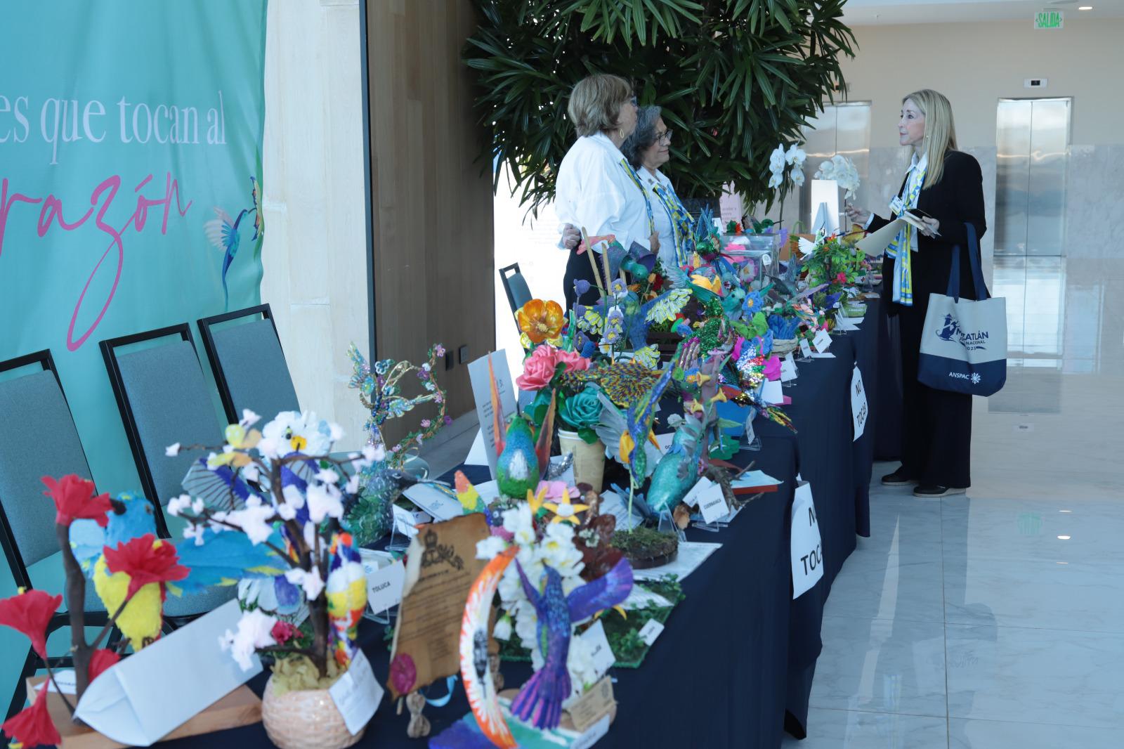 $!En el evento se celebró el concurso “Camino a la superación, detalle que tocan el corazón”, en el que las participantes debían de hacer un colibrí, los cuales estuvieron en exhibición en el evento.
