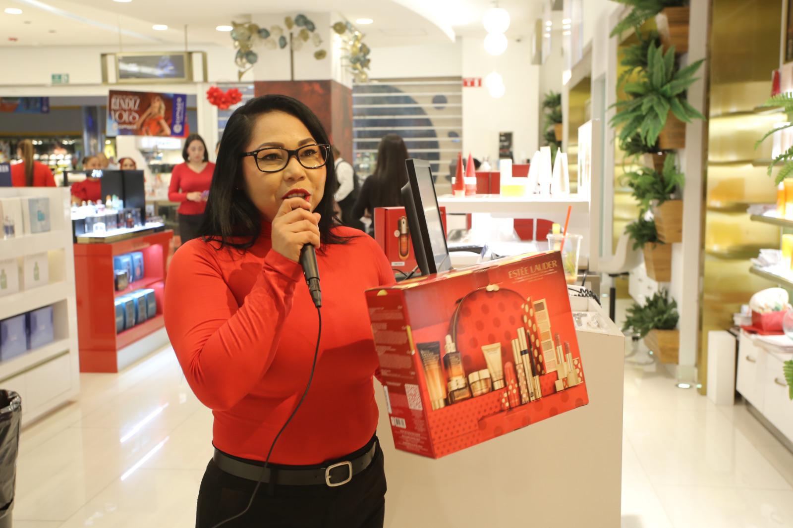 $!Lorenza Espericueta Ceja explica una de las promociones con las que cuenta el área de perfumería.