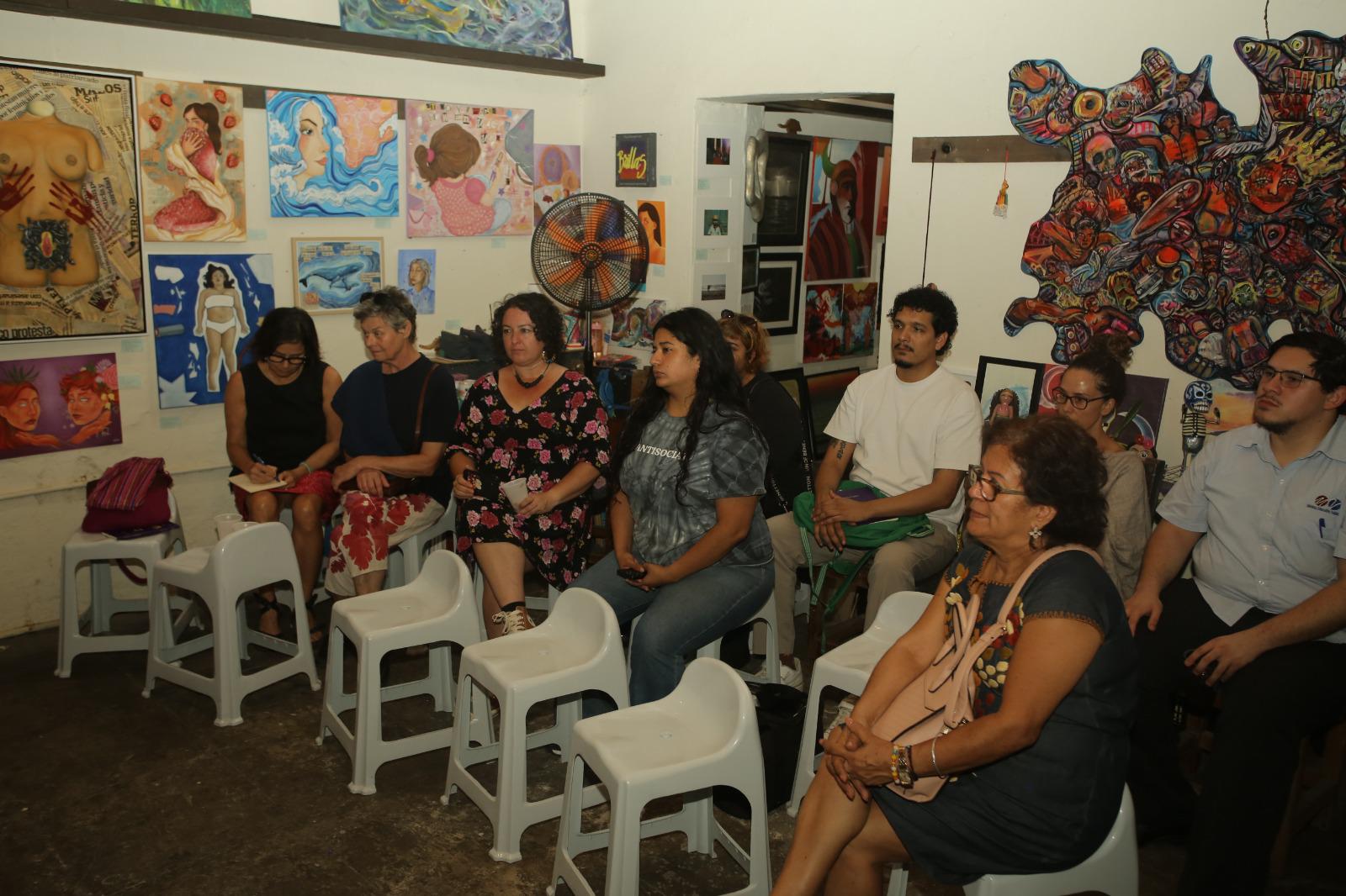 $!El público se dio cita en POINT Galería para el encuentro con la escritora.