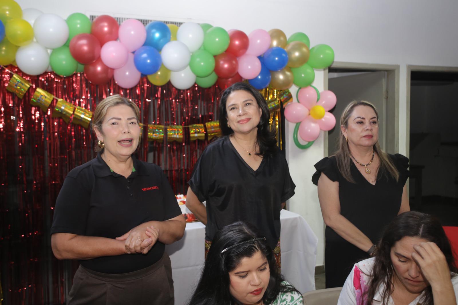 $!Elizabeth Peraza, directora ejecutiva; Guillermina García, directora editorial y Elva Aguirre, subdirectora administrativa, expresaron unas palabras a los presentes en la convivencia.