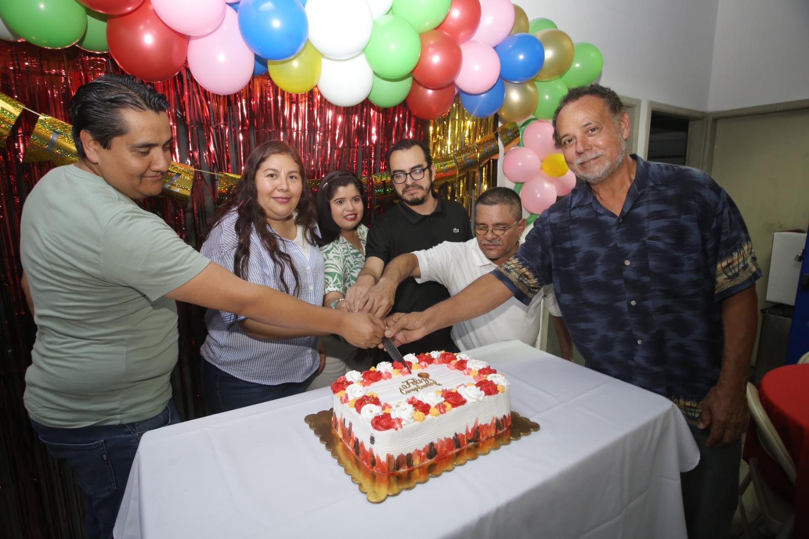 $!Los cumpleañeros parten el pastel.