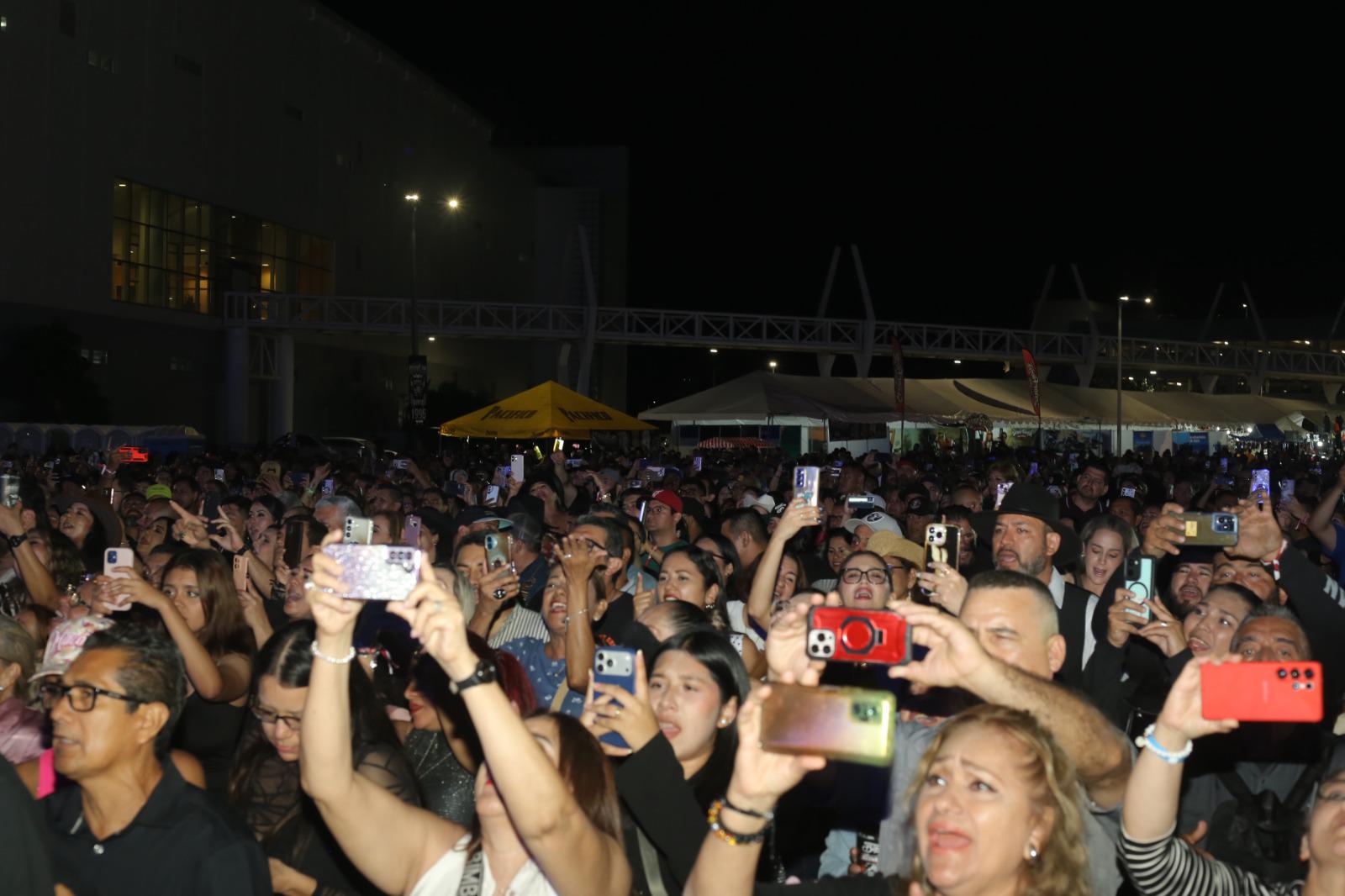 $!La Plaza de la Moto lució abarrotada, rodeada de chalecos, banderas y motocicletas.