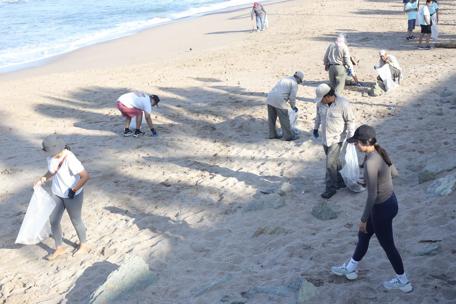 $!Retiran 160 costales de basura durante jornada de limpieza en Mazatlán