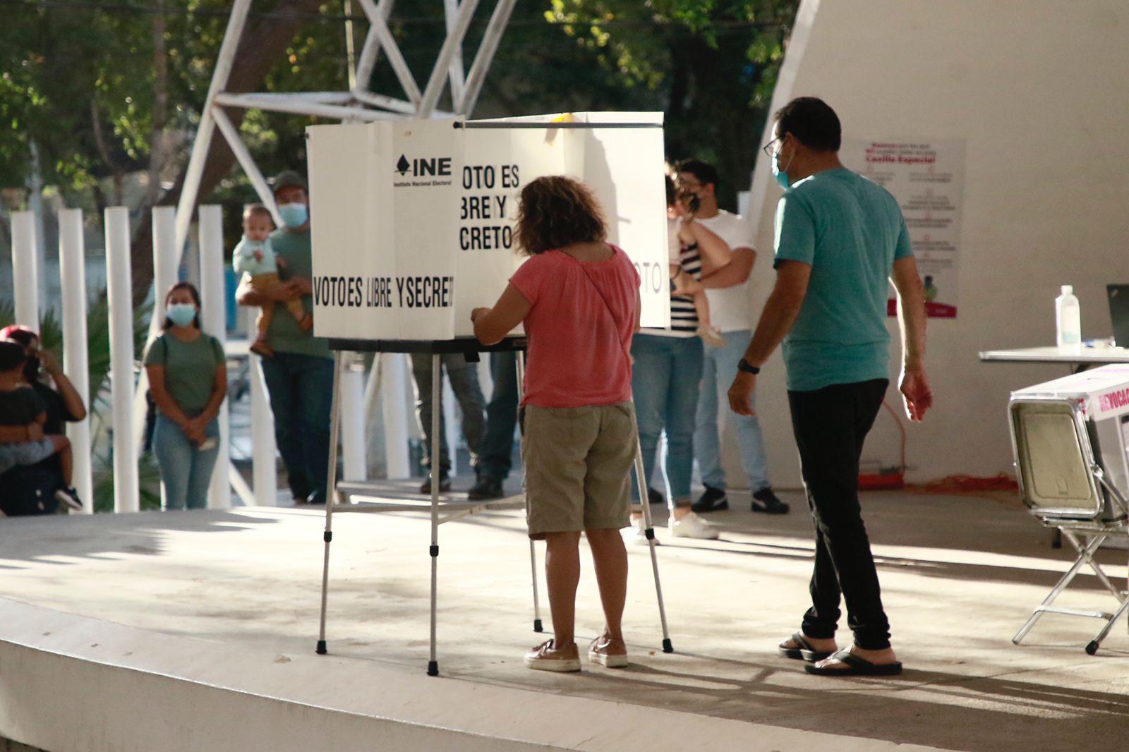 $!En Culiacán, pese al cierre de casillas, ciudadanos seguían llegando a votar