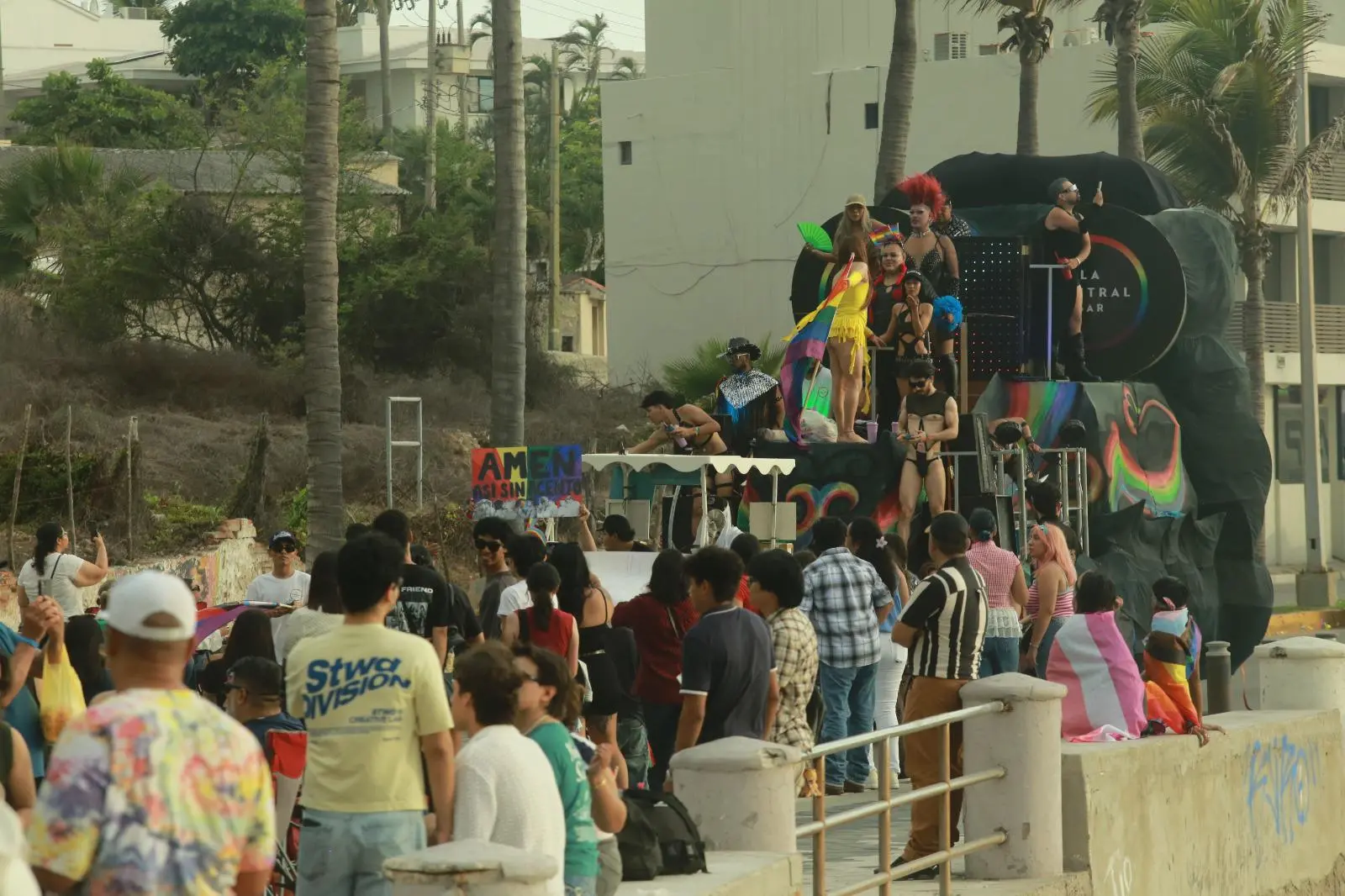 $!Marcha del Orgullo pinta de colores el Malecón de Mazatlán por la igualdad y la diversidad