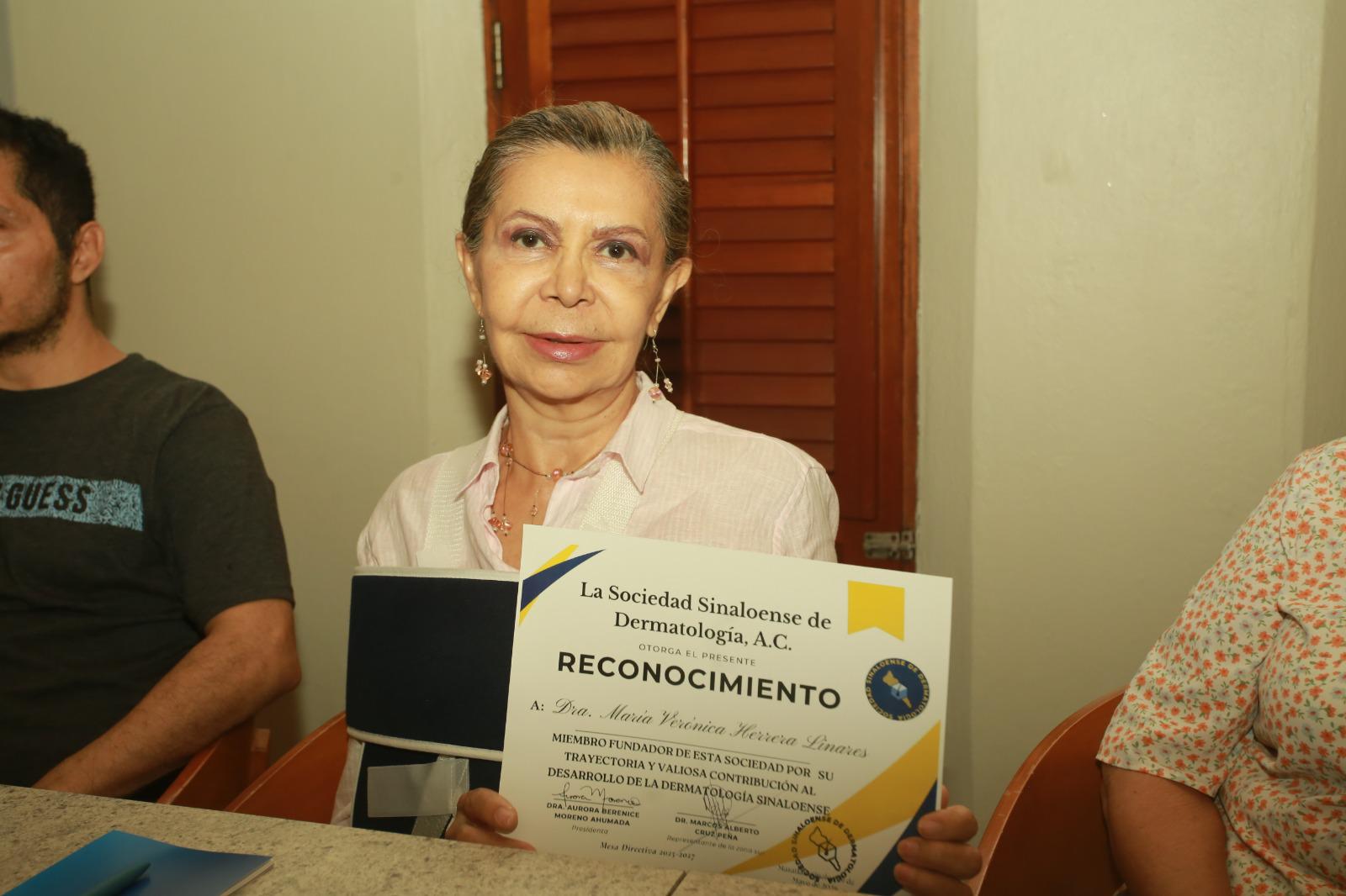 $!María Verónica Linares Herrera recibió un reconocimiento por su destacada trayectoria profesional y aportación a la dermatología en Sinaloa.