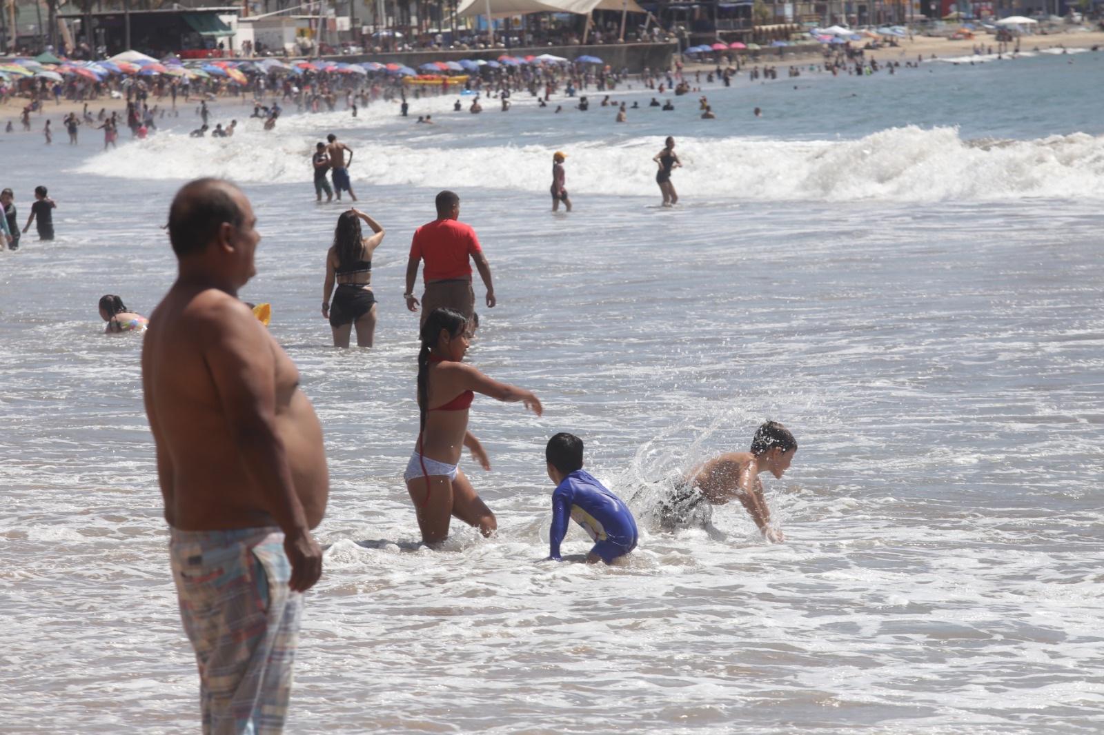 $!Bañistas no abandonan las playas de Mazatlán durante el cierre de la Semana Santa