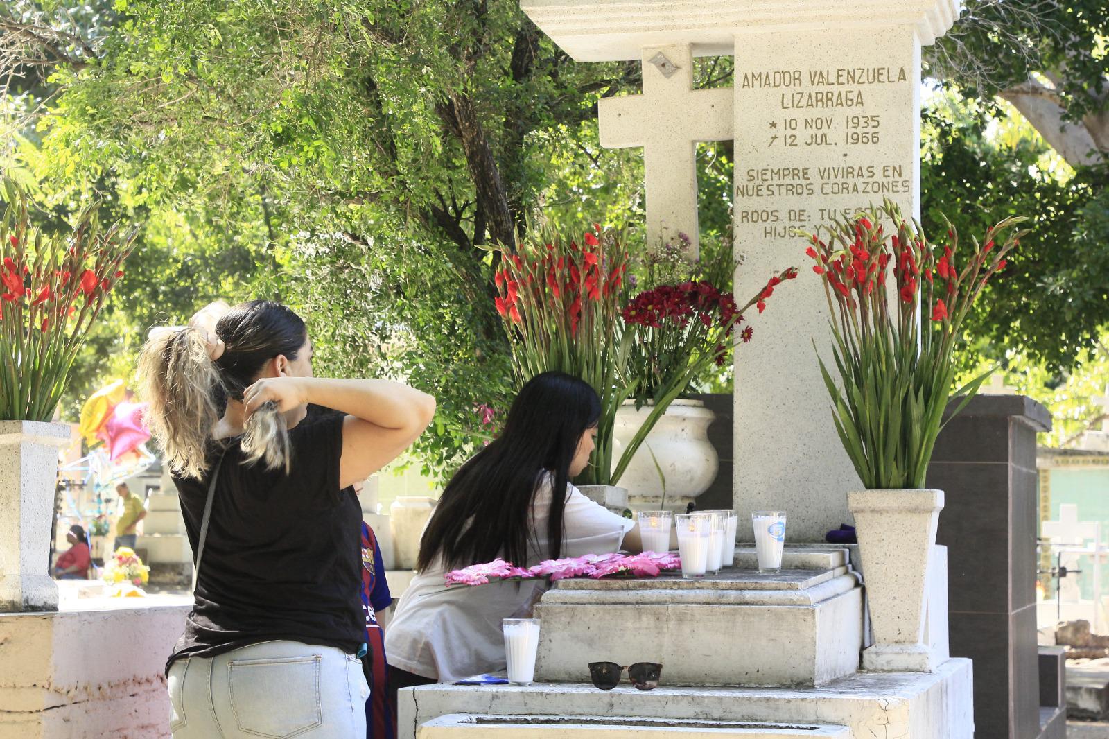 $!Panteones de Culiacán albergan reencuentros familiares en el Día de Muertos