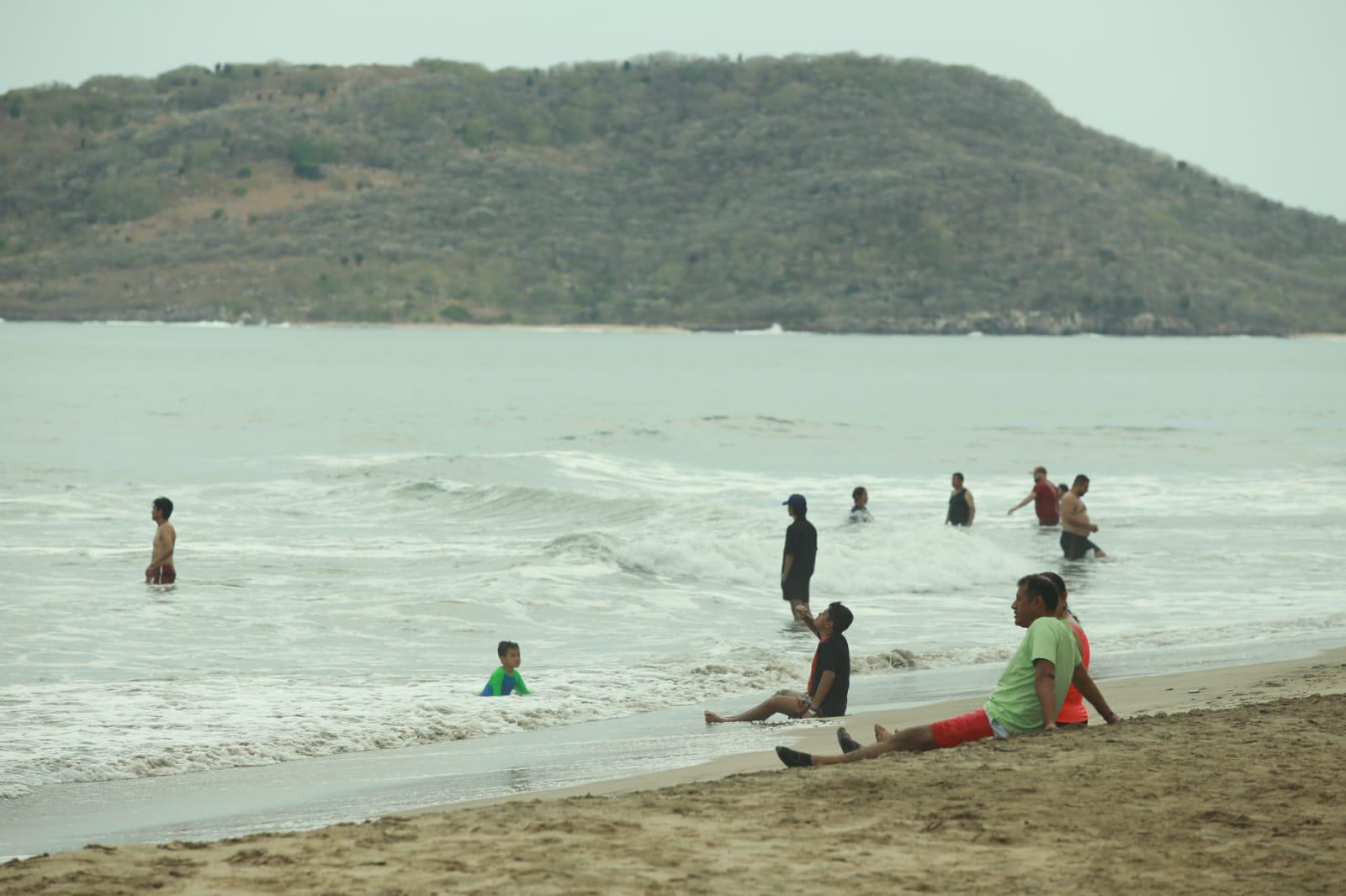 $!Cierran playas y puerto en Mazatlán pero bañistas siguen en el mar