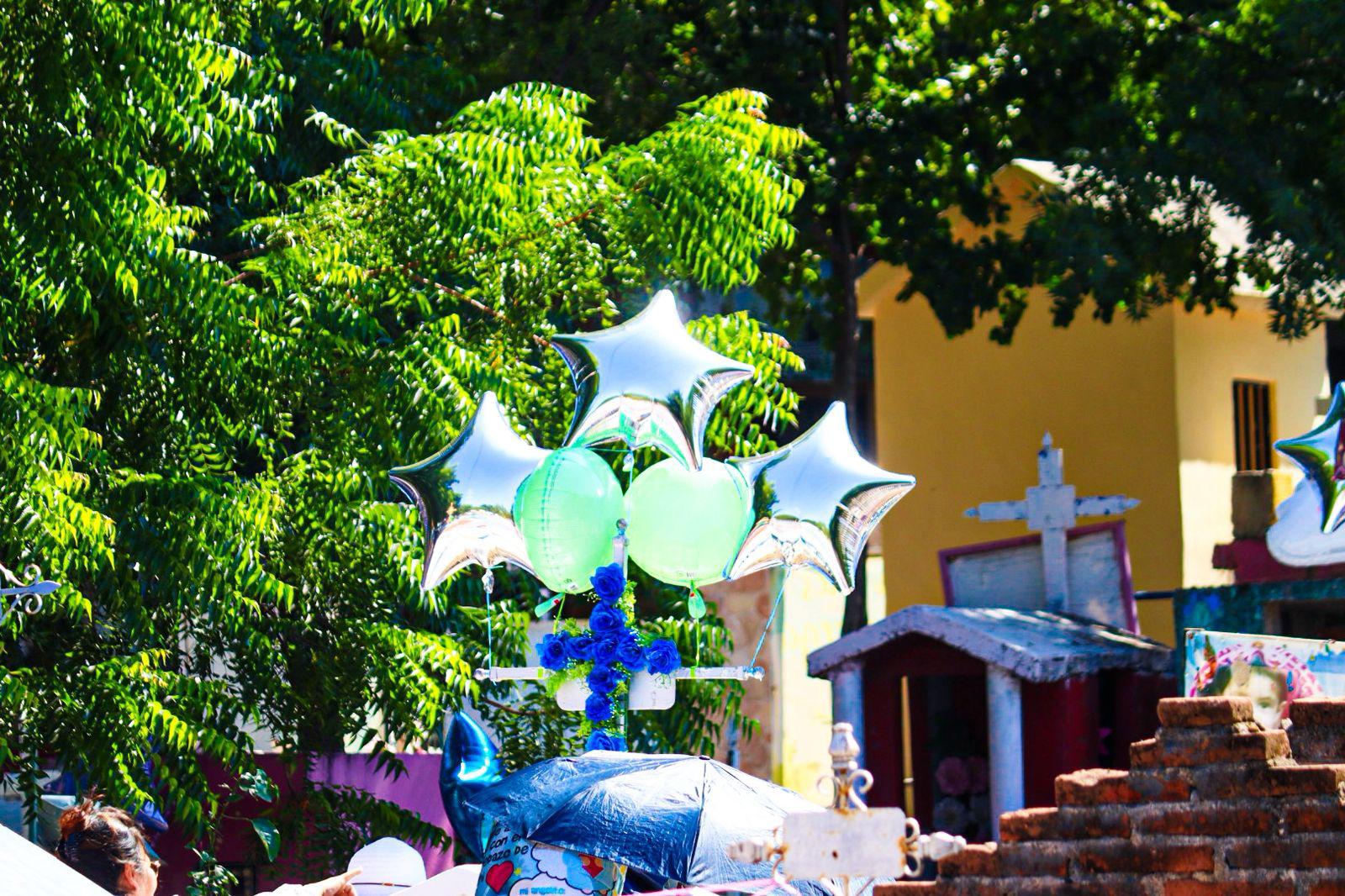 $!Culiacán inicia la celebración del Día de Muertos con flores y ofrendas en los panteones
