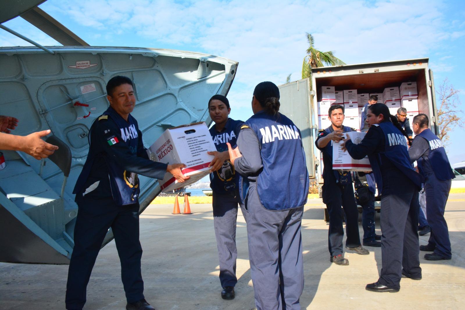 $!Da personal naval su mayor esfuerzo en el traslado y entrega directa de despensas en Guerrero