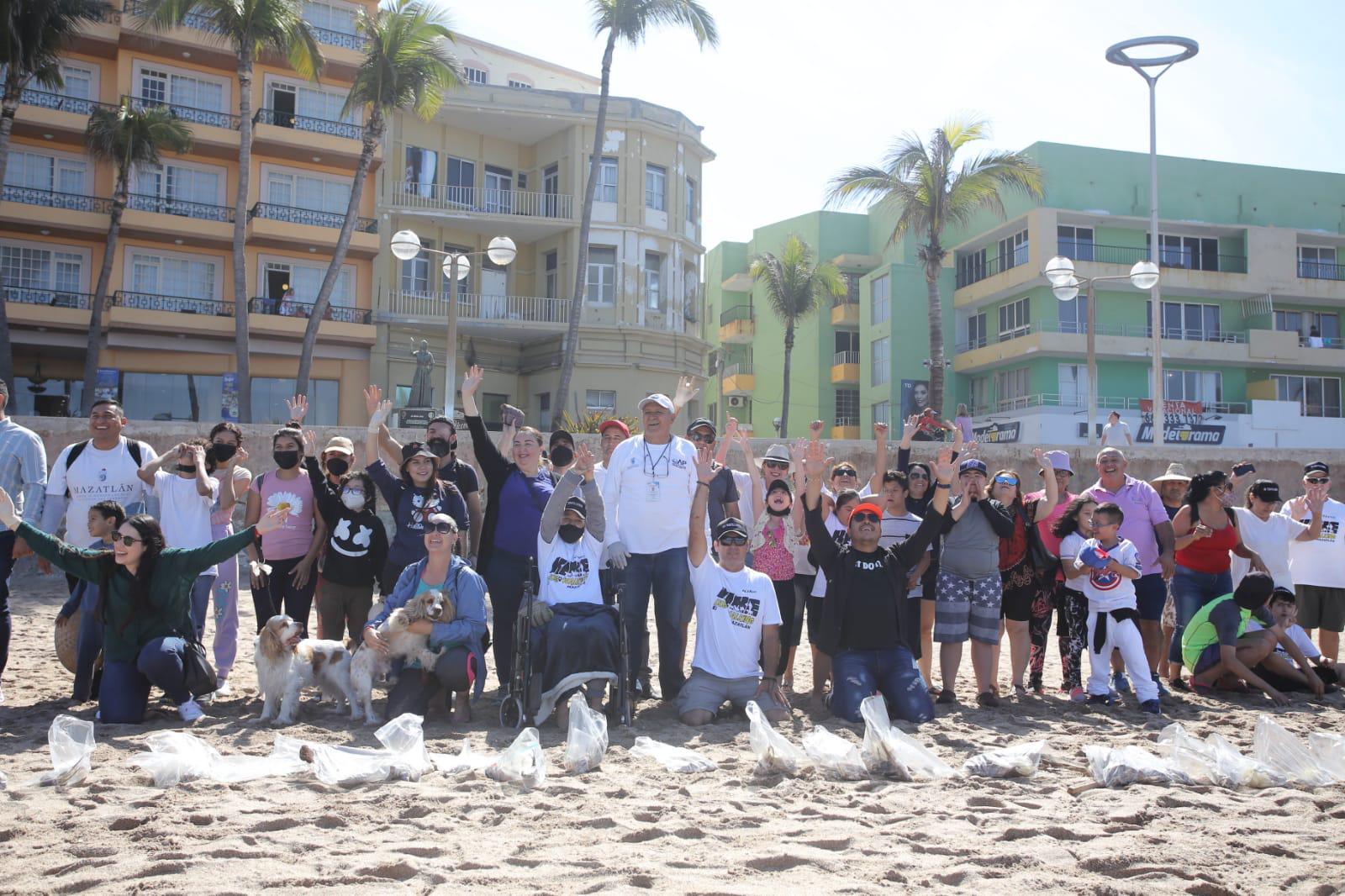 $!En Mazatlán, niños con discapacidad limpian las playas de Olas Altas