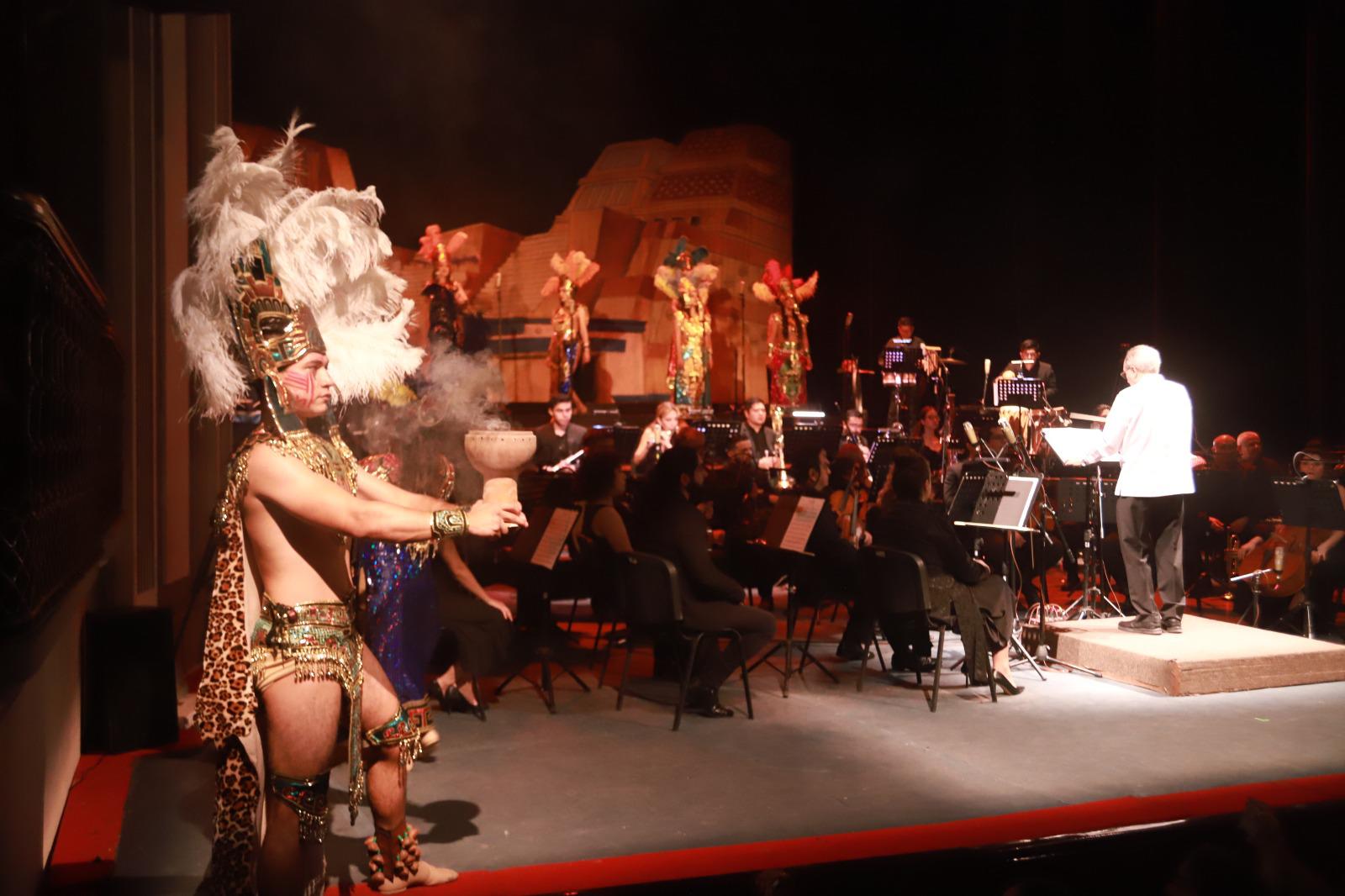 $!Sonidos magistrales llenos de naturaleza presencian los asistentes al Teatro Ángela Peralta con la obra musical “Misa Azteca”.