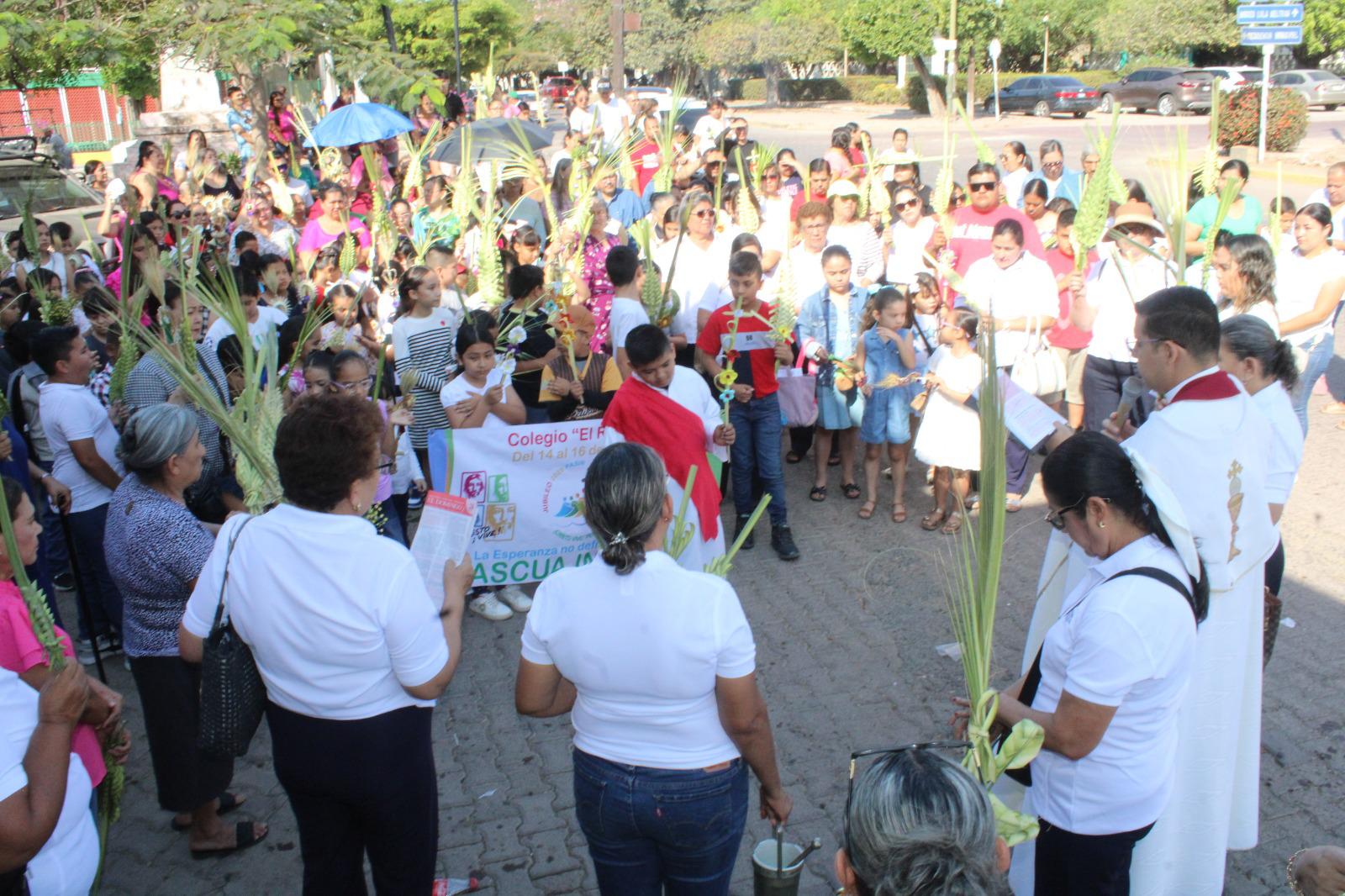 $!Niños y adultos celebran el inicio de la Semana Santa con el Domingo de Ramos en Rosario