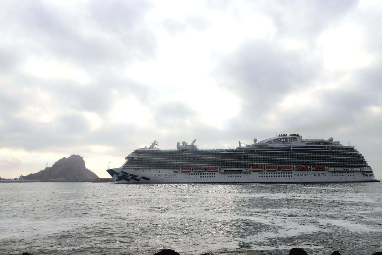 $!Mazatlán recibe al Royal Princess con casi 4 mil pasajeros este martes