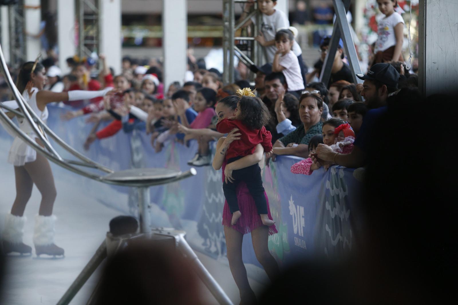 $!Encienden árbol navideño y arranca pista de hielo en Palacio de Gobierno, en Culiacán