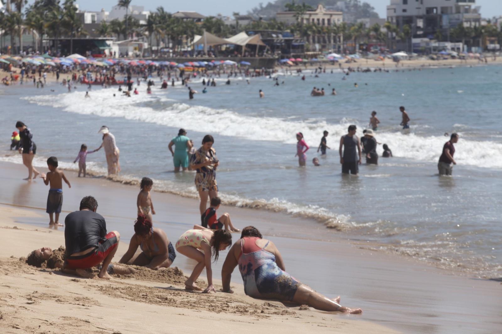 $!Acuden más de 171 mil personas a las playas de Mazatlán en días santos; se pierde menor en el mar