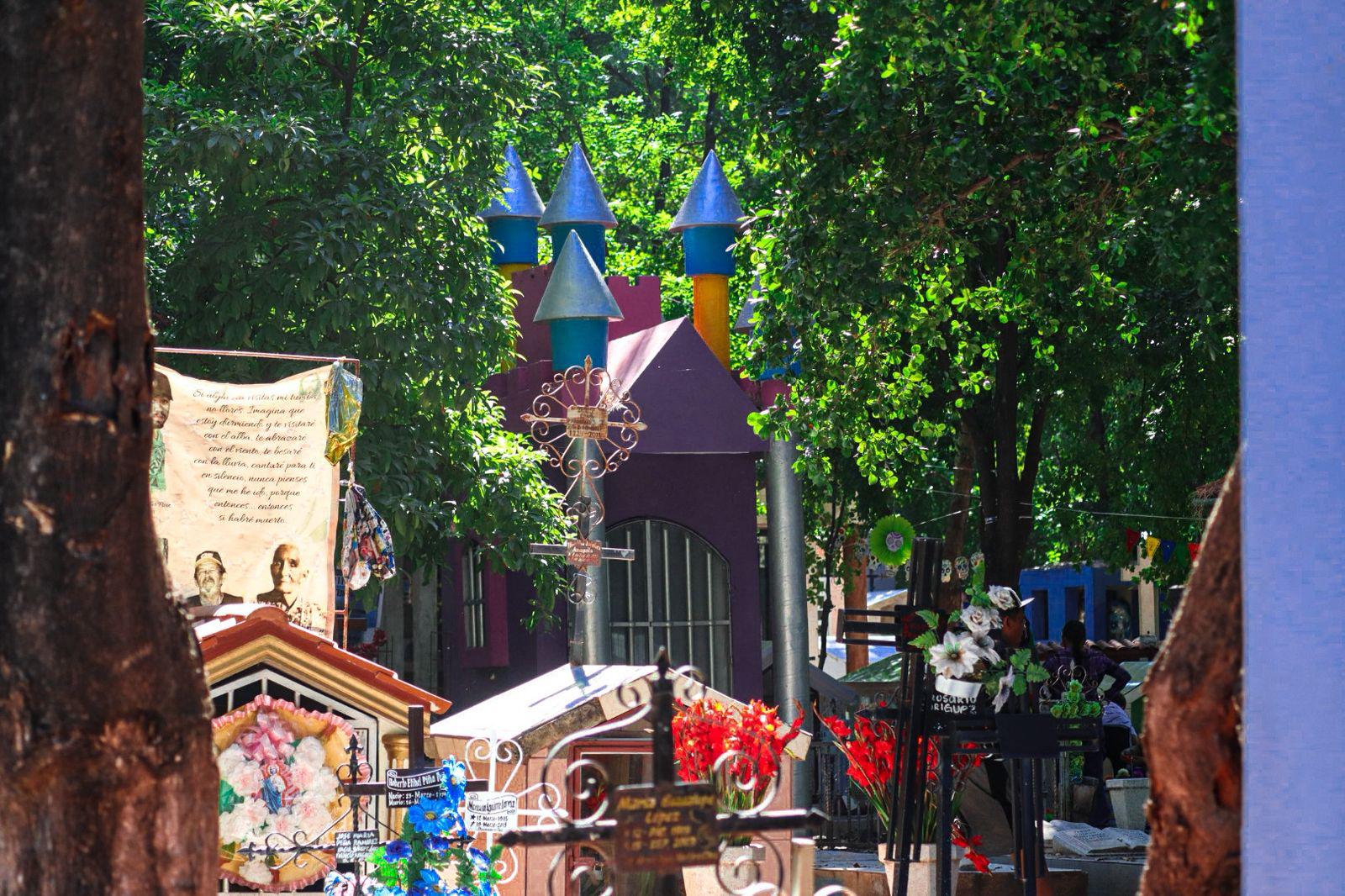 $!Culiacán inicia la celebración del Día de Muertos con flores y ofrendas en los panteones