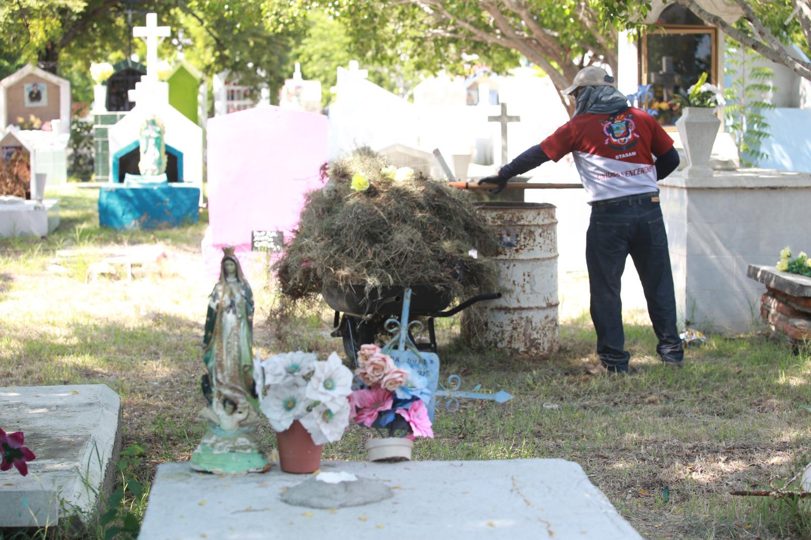 $!Familias acuden a limpiar las tumbas para celebrar el Día de Muertos en Mazatlán