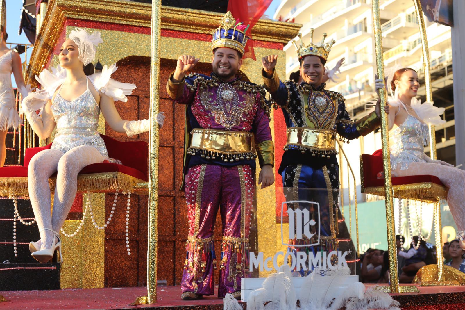 $!A la sombra del atardecer, cierra Mazatlán su Carnaval con un emotivo desfile