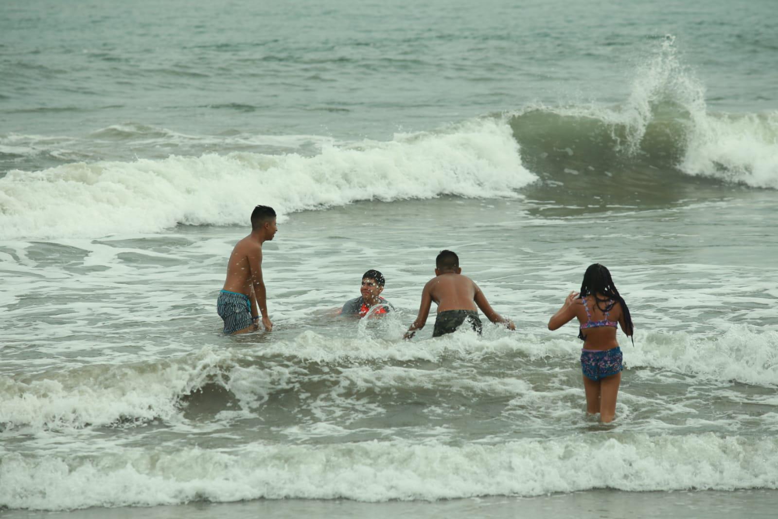 $!Cierran playas y puerto en Mazatlán pero bañistas siguen en el mar