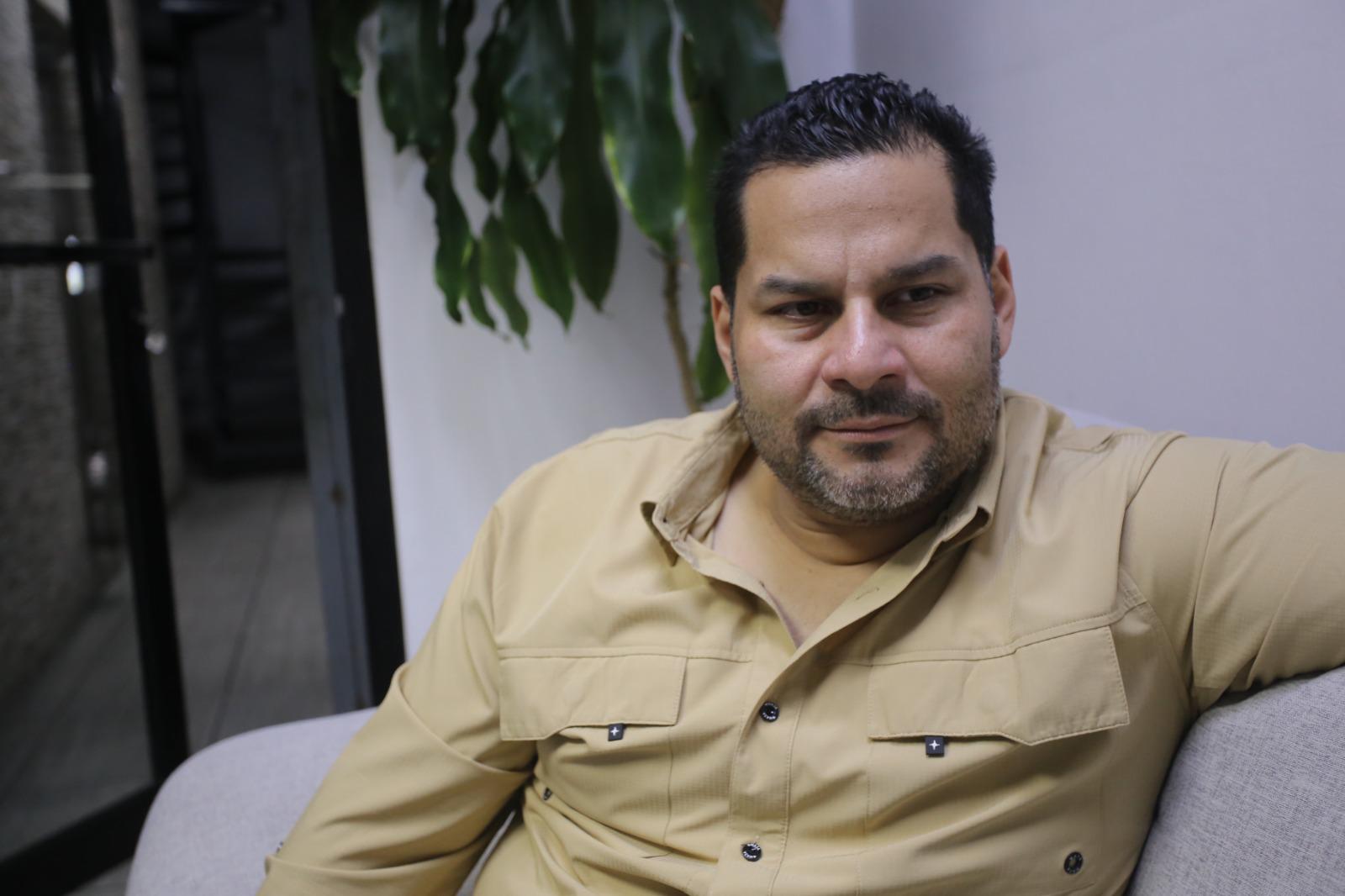 $!Carlos Osuna durante su encuentro con medios, donde habló de la creación y el espíritu de Pazzione.