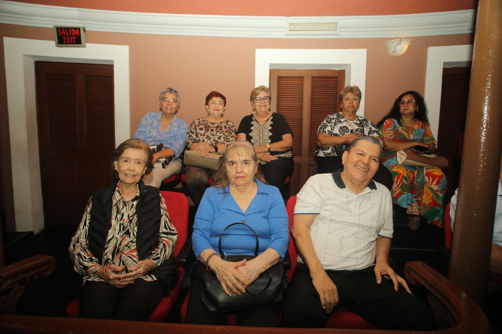 $!Los asistentes al Teatro Ángela Peralta disfrutaron de una agradable velada.