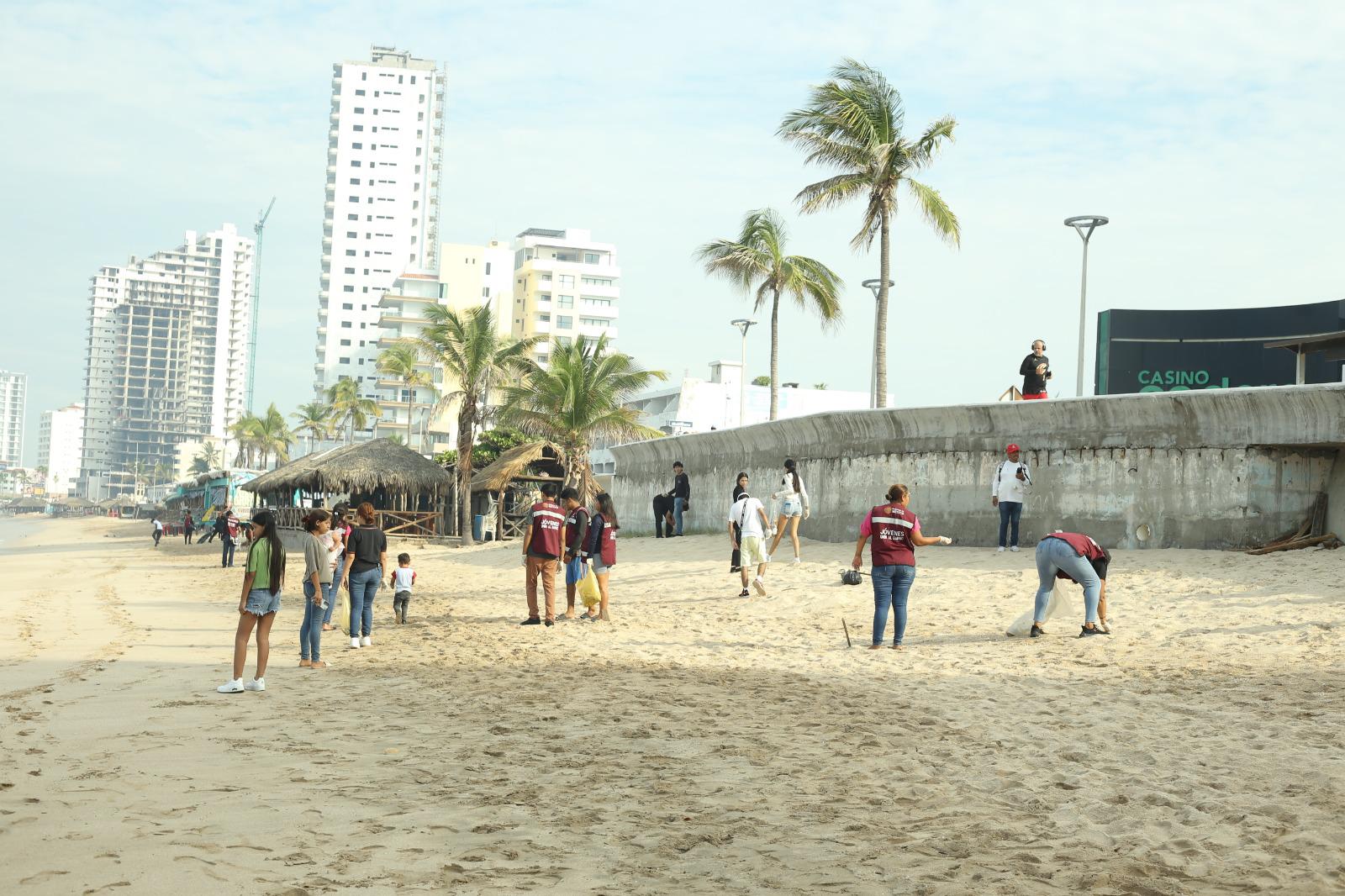 $!Alumnos de la UAS limpian playas y malecón de Mazatlán