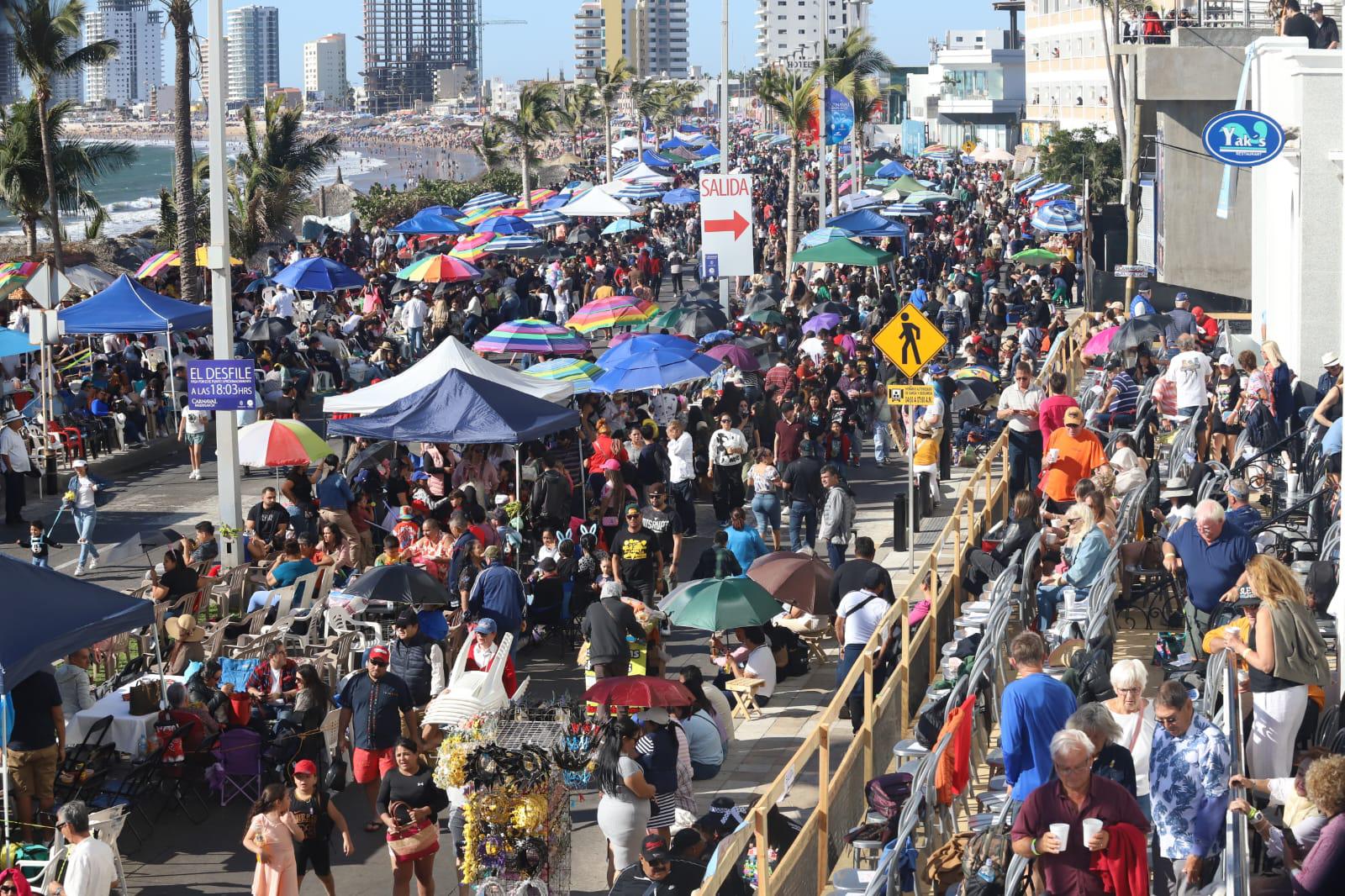 $!#Galería | Malecón de Mazatlán se muestra abarrotado y listo para que inicie la algarabía del desfile