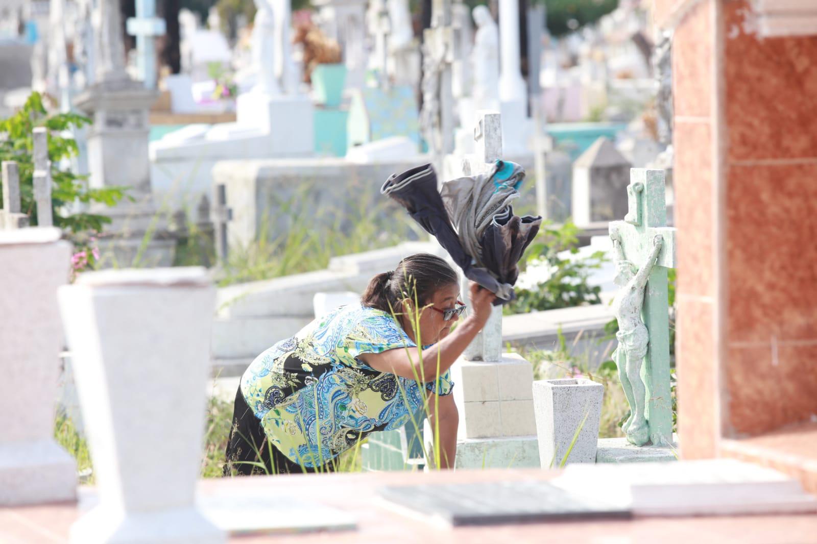 $!Recuerdan a los padres en su día en los panteones de Mazatlán