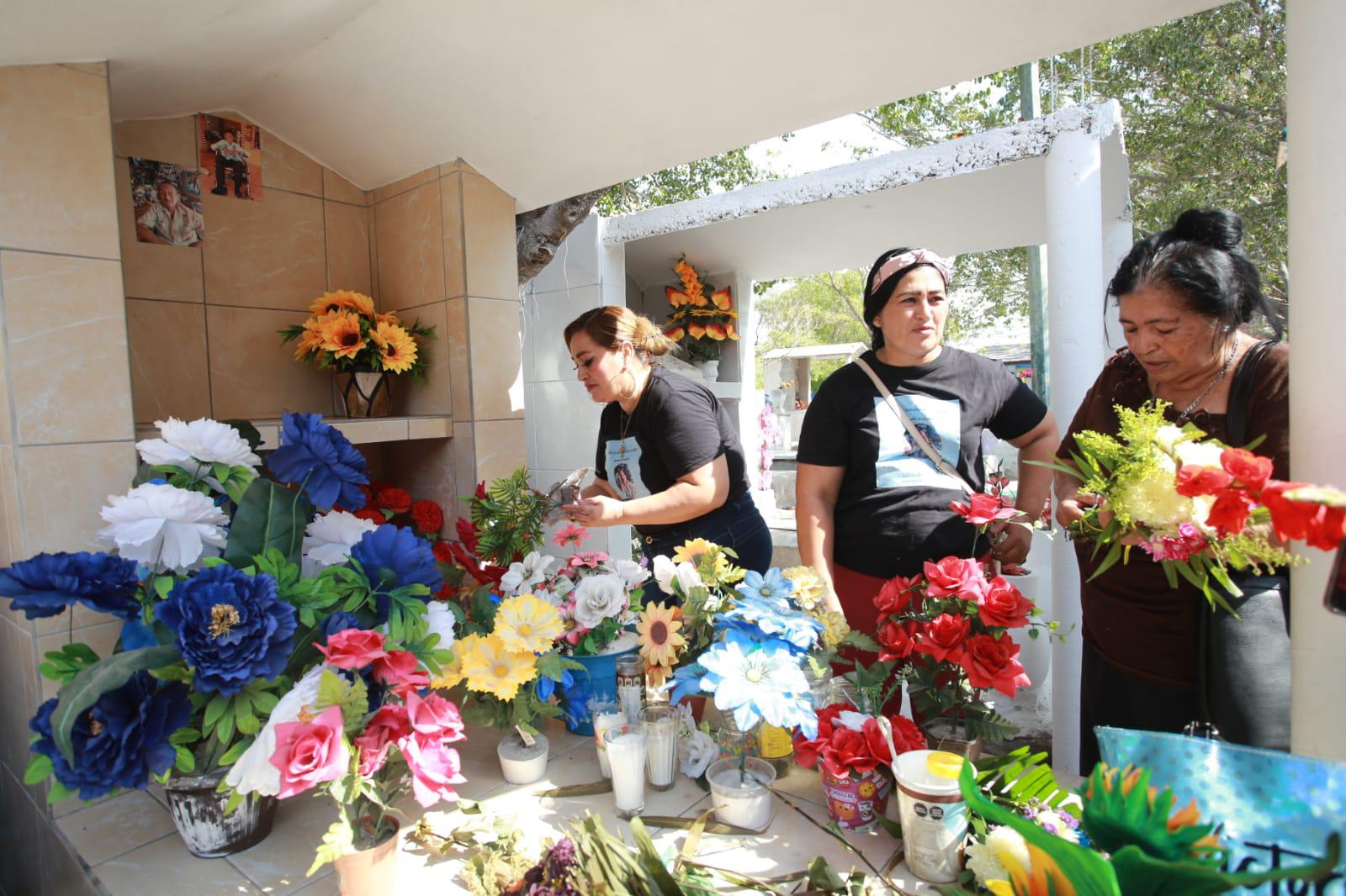 $!Recuerdan a los padres en su día en los panteones de Mazatlán