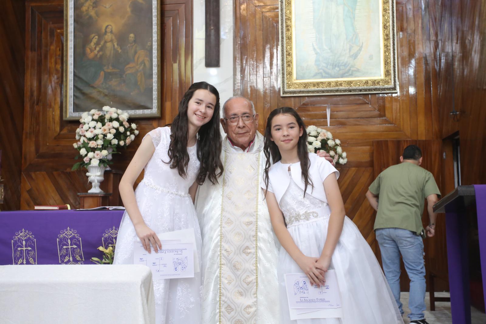 $!Las niñas entre Monseñor Agapito Zamora, quien ofició la ceremonia.