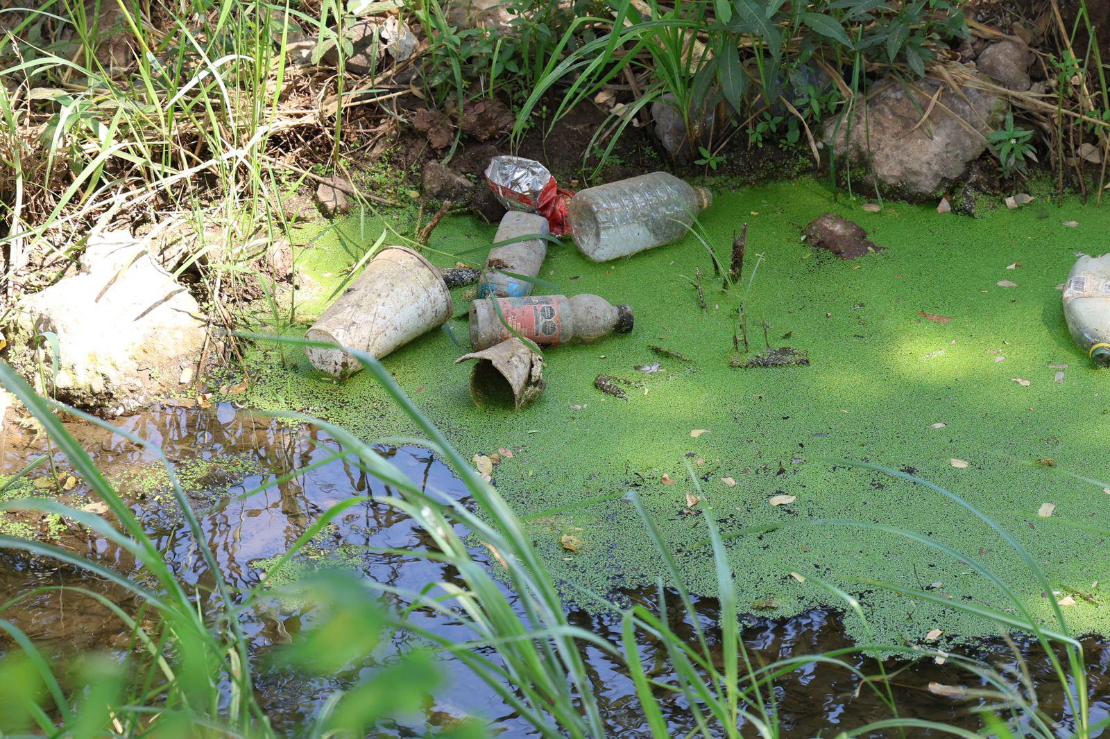 $!Basura y agua estancada afectan al Arroyo Jabalines y canales de Mazatlán